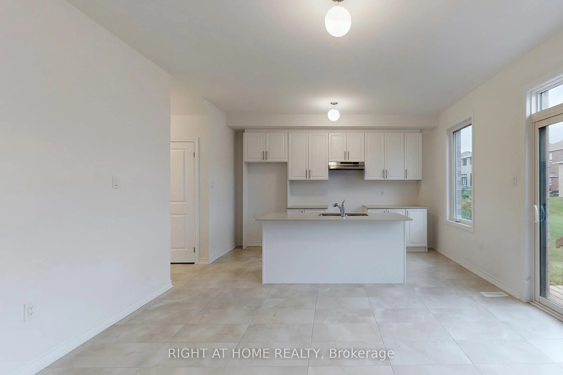 Photo 10 of 40 Ainslie Hill Crescent, Georgina, Sutton & Jackson's Point — HOMEH
