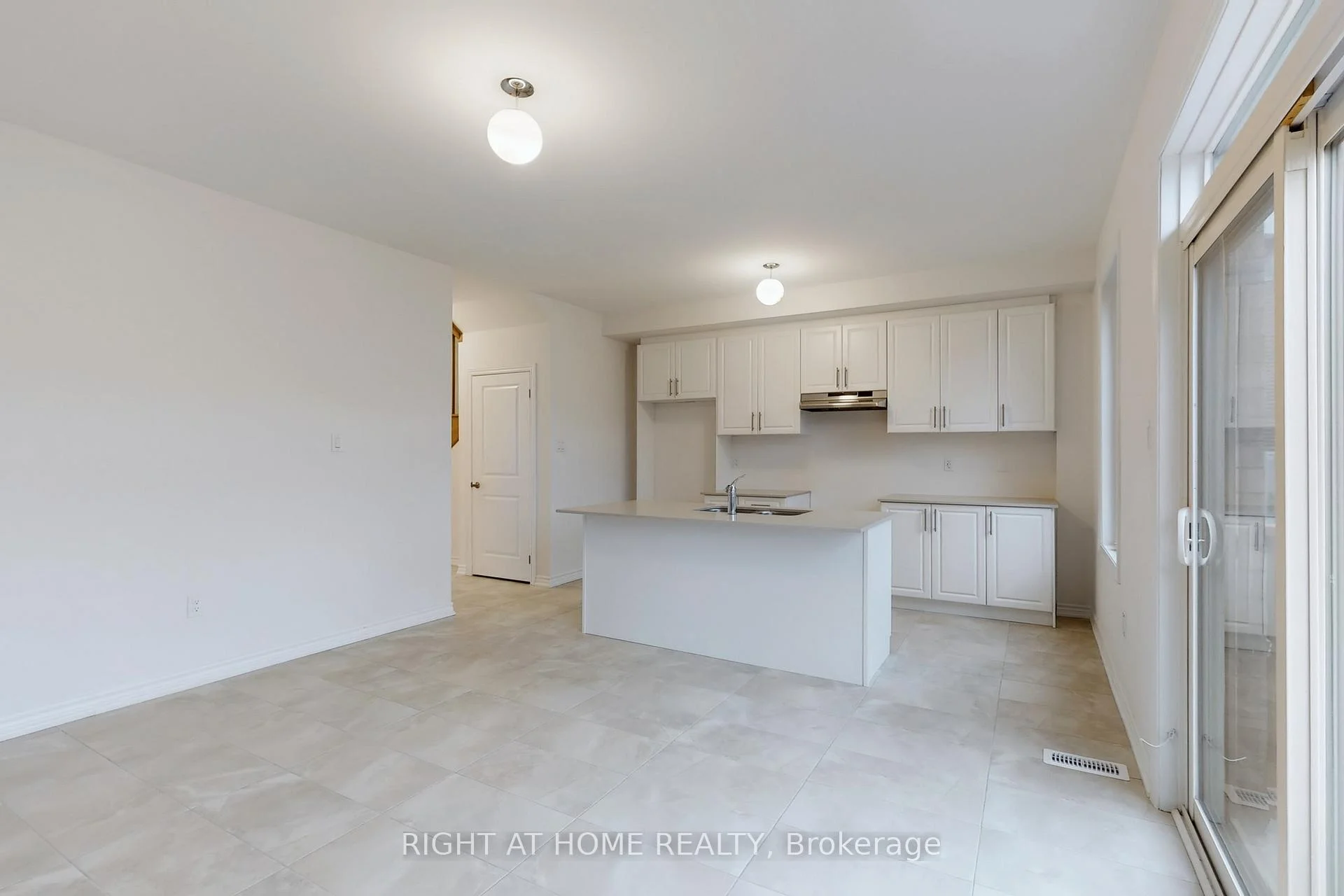 Photo 11 of 40 Ainslie Hill Crescent, Georgina, Sutton & Jackson's Point — HOMEH