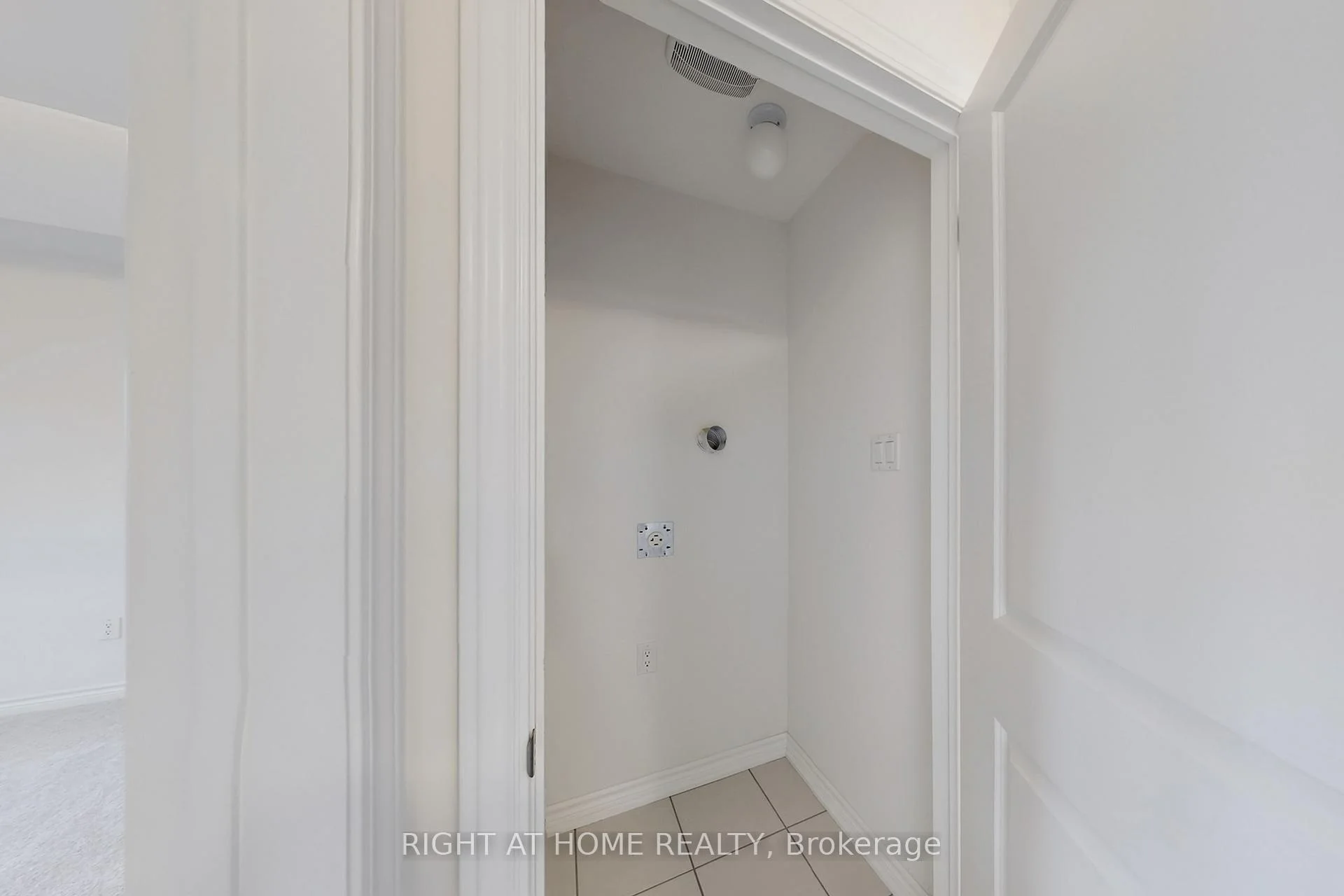 Photo 31 of 40 Ainslie Hill Crescent, Georgina, Sutton & Jackson's Point — HOMEH
