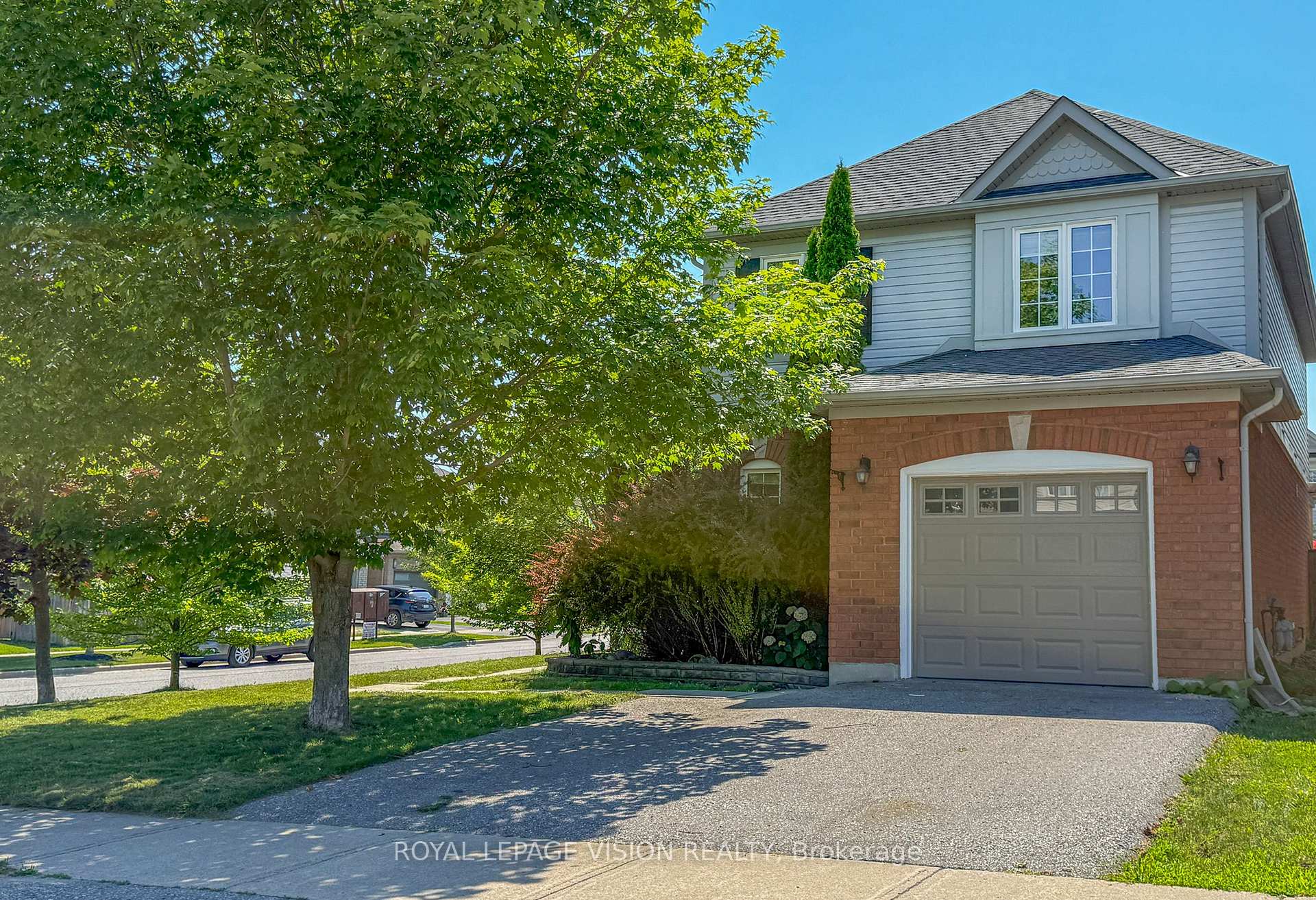 Photo 3 of 2 Laprade Square, Clarington, Bowmanville — HOMEH