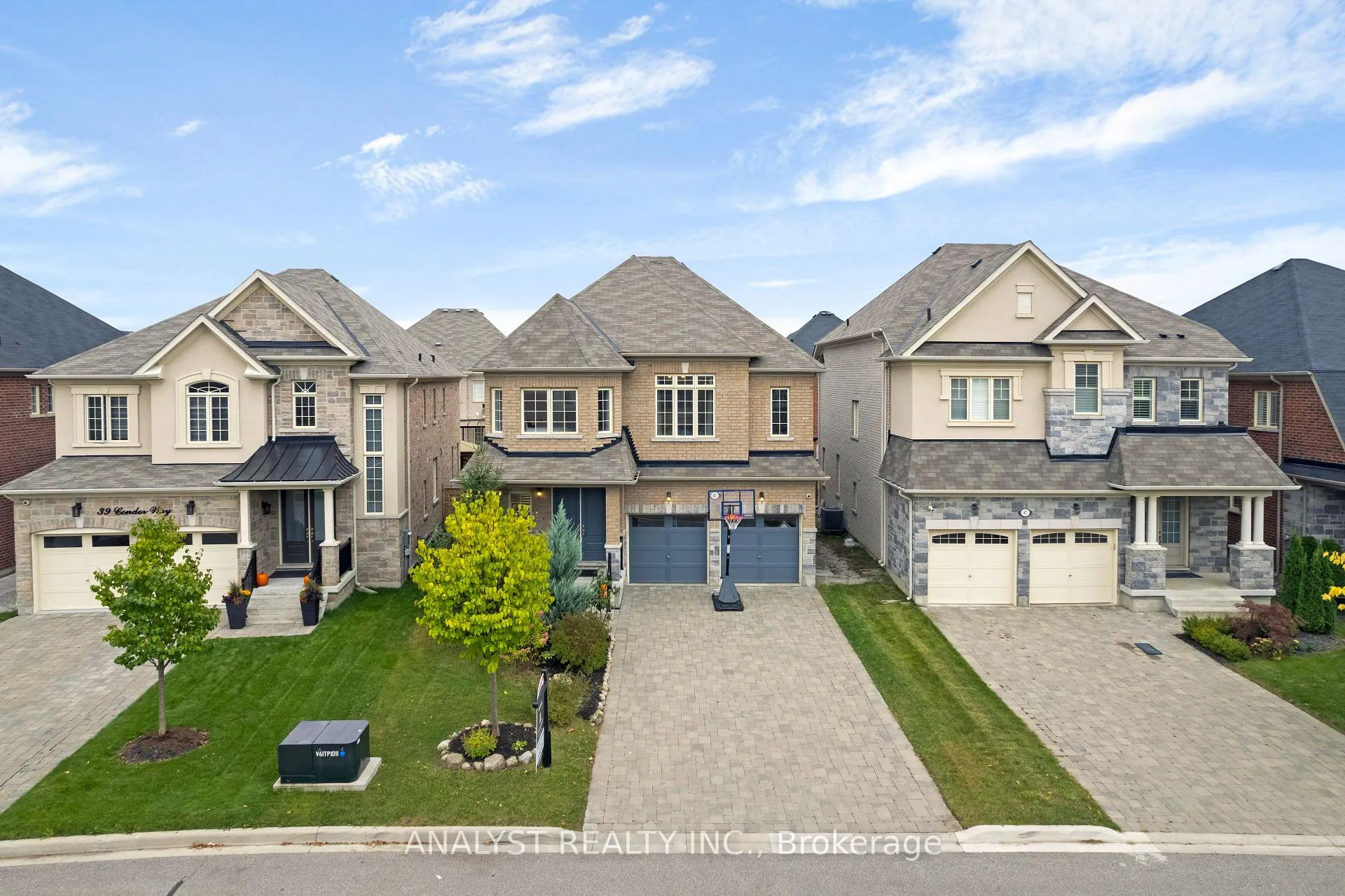 Photo 2 of 43 Condor Way, Vaughan, Kleinburg — HOMEH