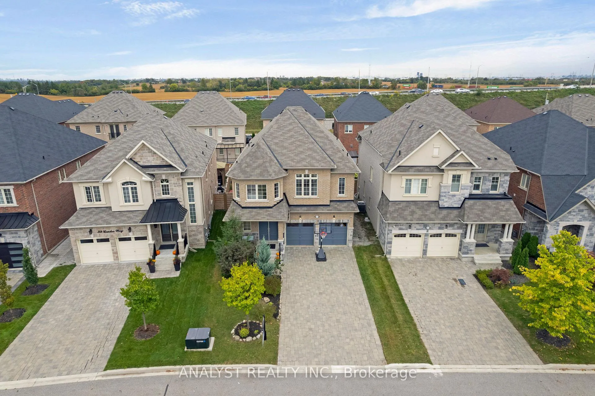 Photo 3 of 43 Condor Way, Vaughan, Kleinburg — HOMEH