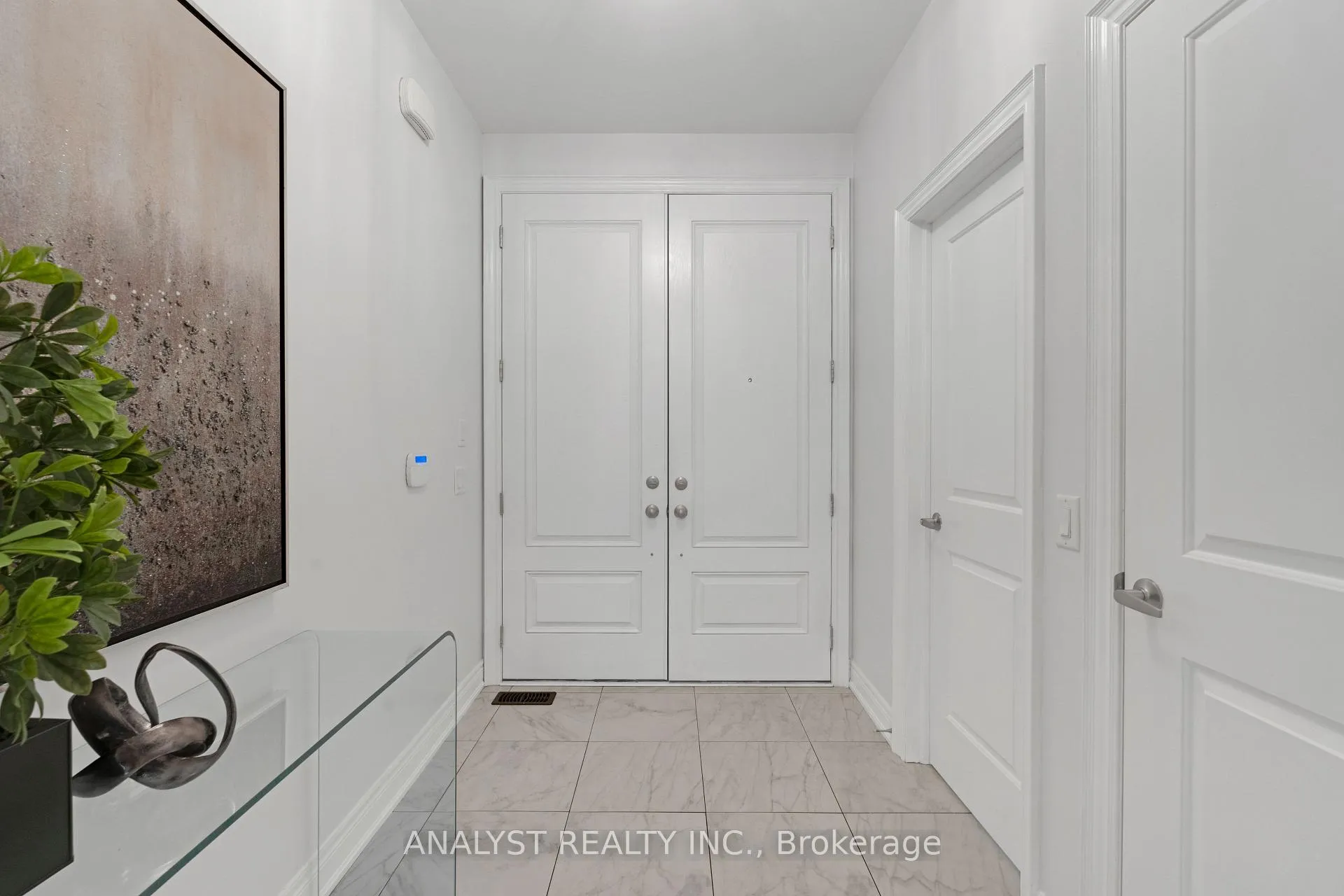 Photo 4 of 43 Condor Way, Vaughan, Kleinburg — HOMEH