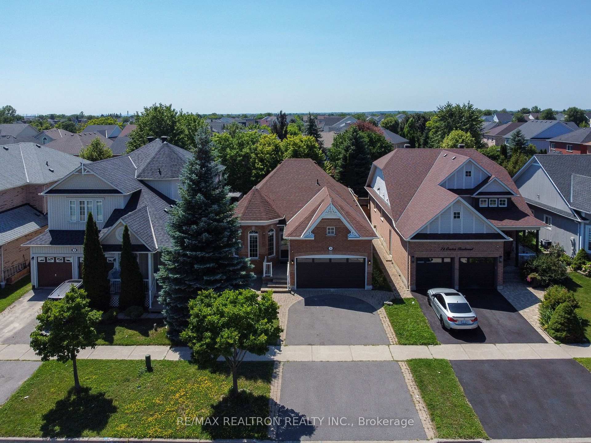 Photo 3 of 76 Cachet Boulevard, Whitby, Brooklin — HOMEH