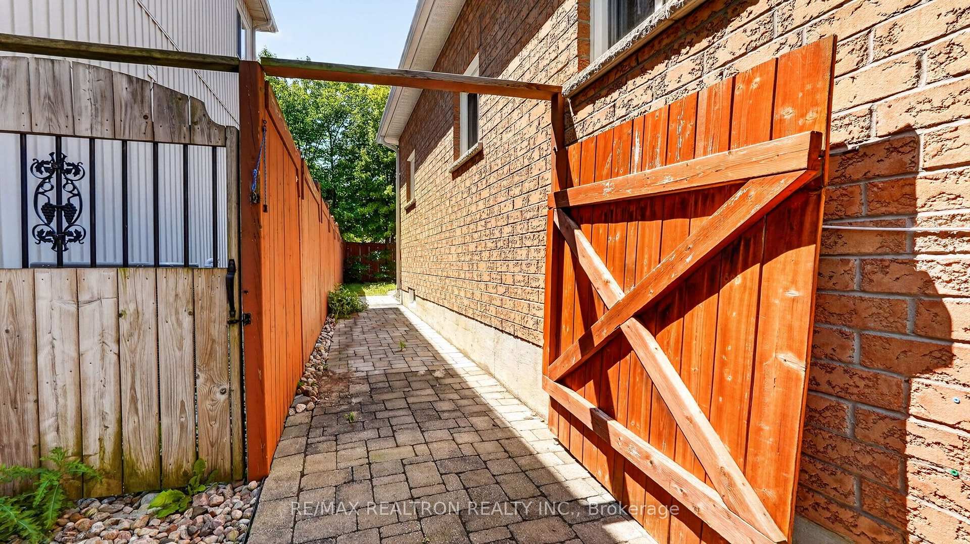 Photo 37 of 76 Cachet Boulevard, Whitby, Brooklin — HOMEH