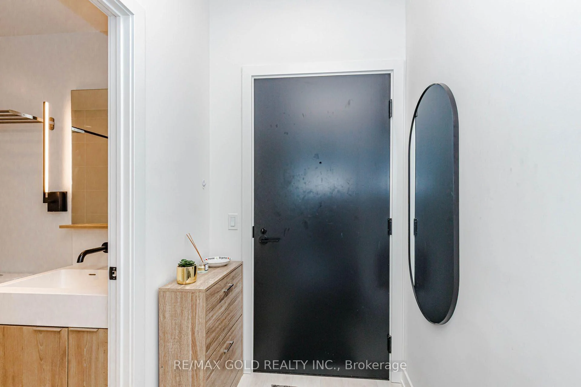 Photo 10 of 127 Broadway Avenue, Toronto, Mount Pleasant West — HOMEH