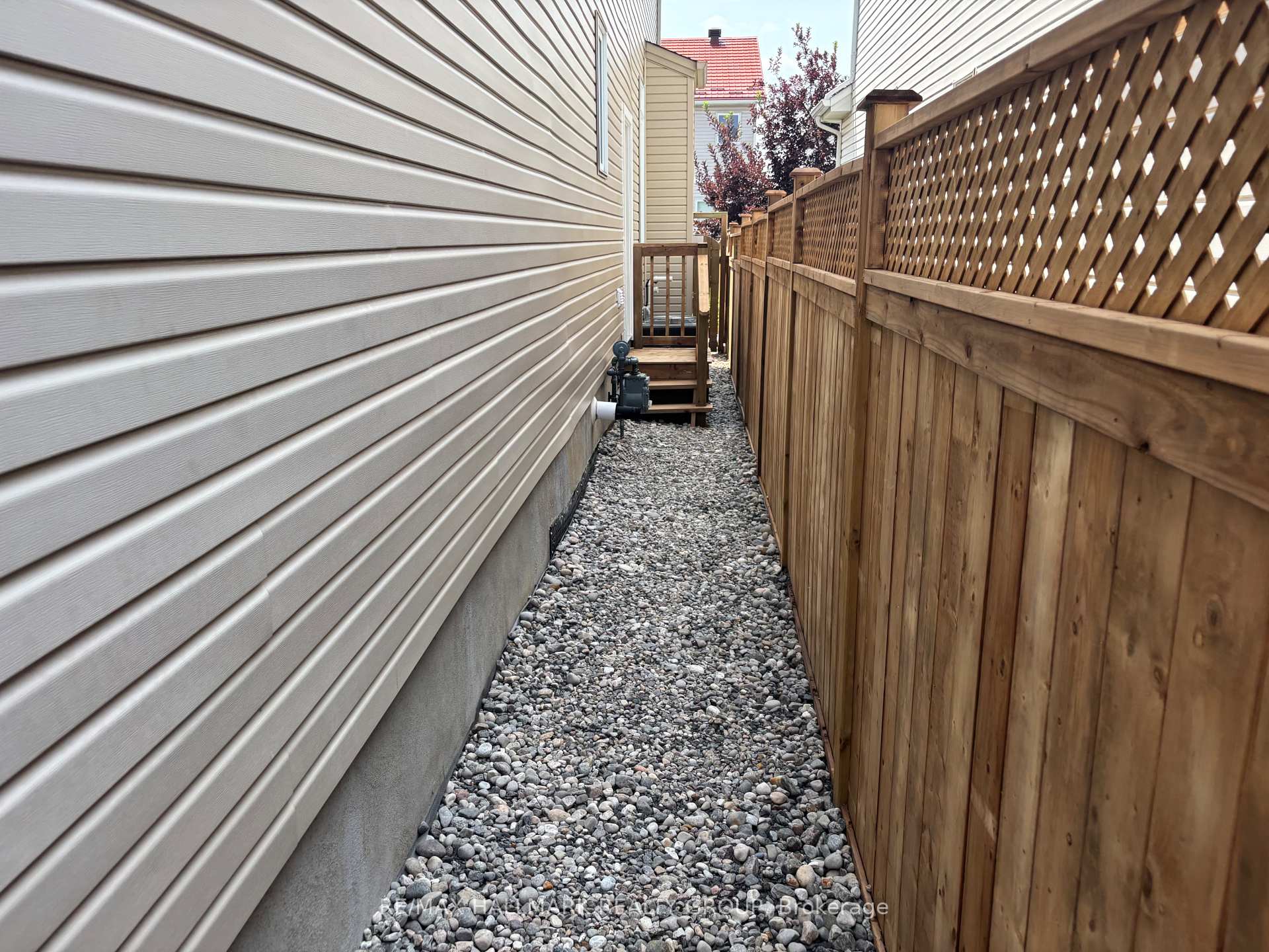 Photo 3 of 1926 Celeste Way, Ottawa, Fallingbrook/Gardenway South — HOMEH