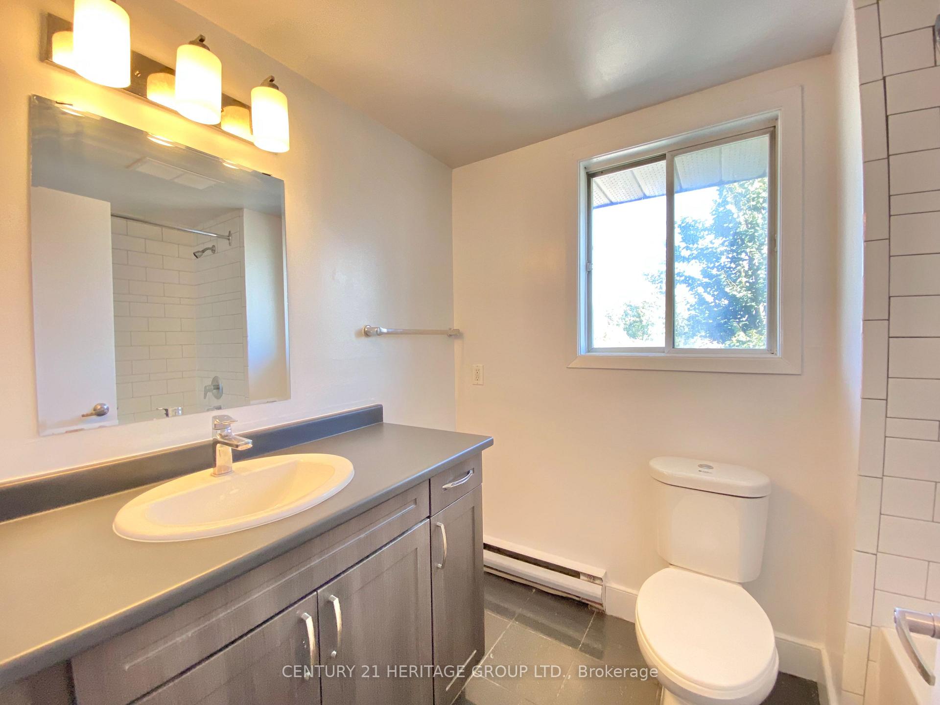 Photo 3 of Unit 403, 170 Grove Street E, Barrie, Wellington — HOMEH