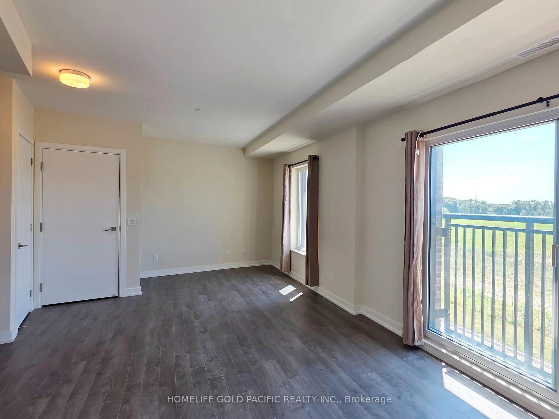 Photo 4 of Unit 302, 2 Red Squirrel Lane, Richmond Hill, Rural Richmond Hill — HOMEH