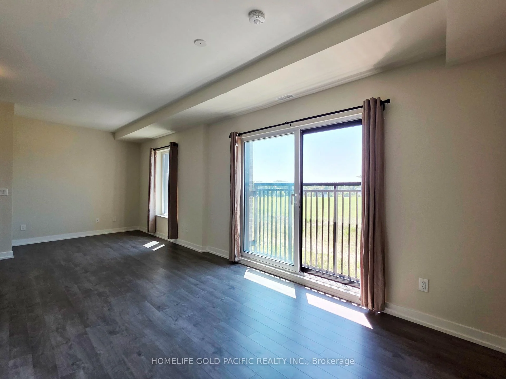 Photo 5 of Unit 302, 2 Red Squirrel Lane, Richmond Hill, Rural Richmond Hill — HOMEH