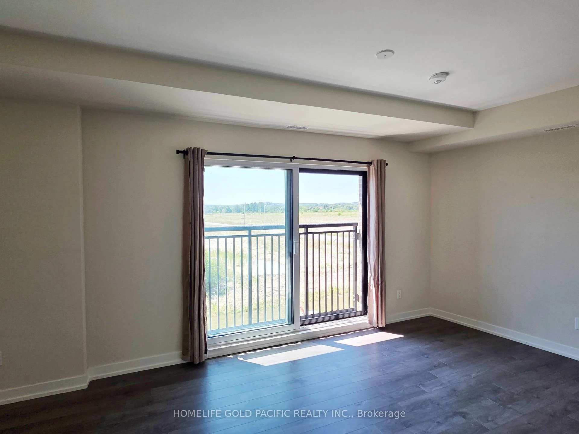 Photo 6 of Unit 302, 2 Red Squirrel Lane, Richmond Hill, Rural Richmond Hill — HOMEH