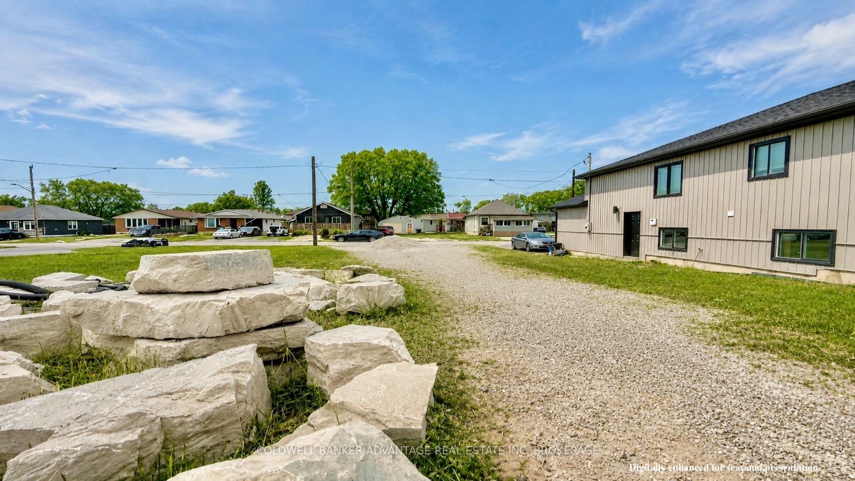 Photo 3 of 22 Huron Street, Welland, Dain City — HOMEH