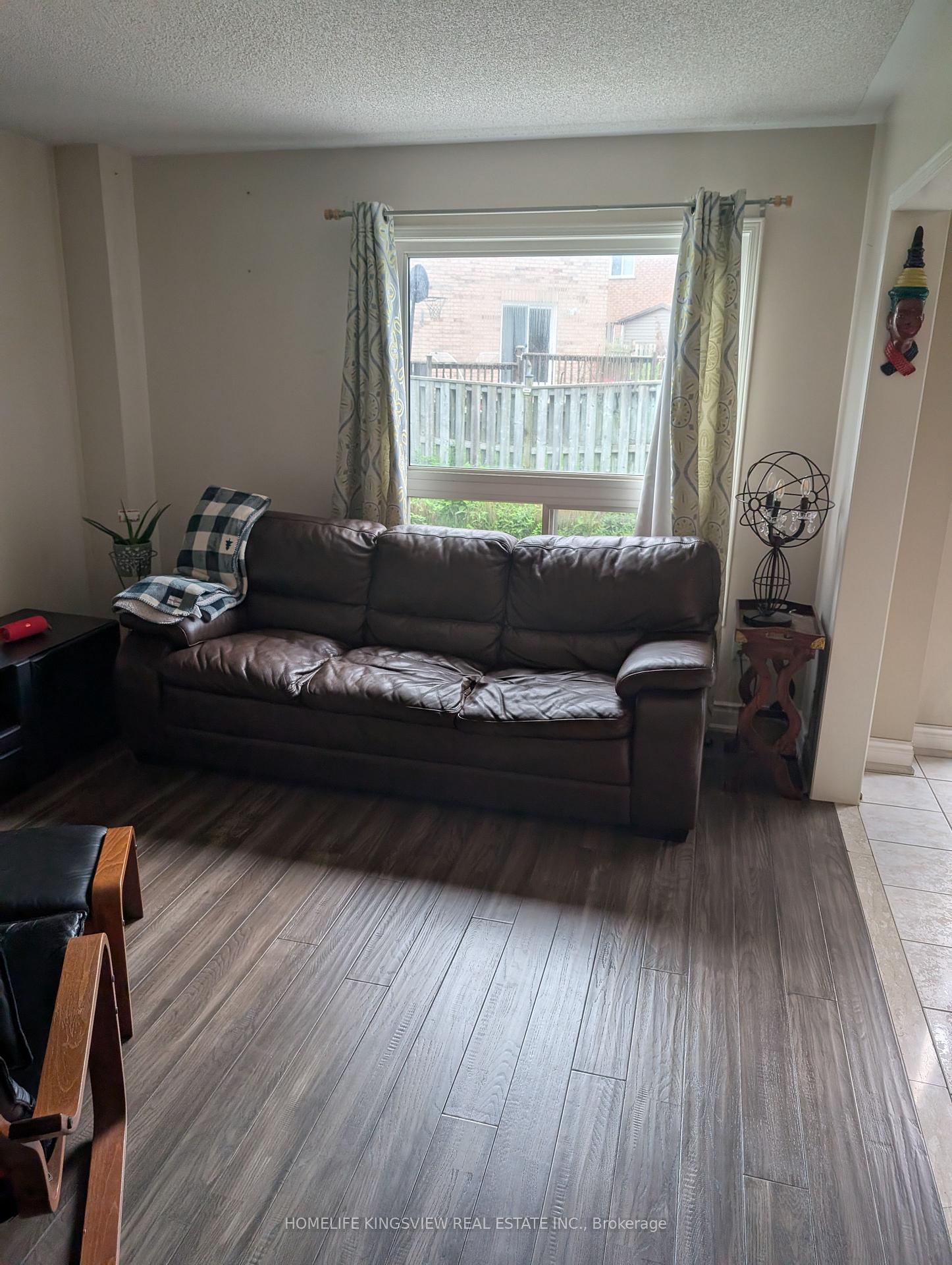 Photo 5 of 24 Farthingale Crescent, Brampton, Fletcher's Meadow — HOMEH
