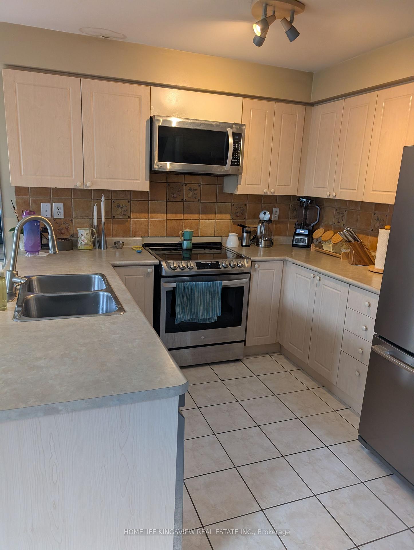 Photo 9 of 24 Farthingale Crescent, Brampton, Fletcher's Meadow — HOMEH