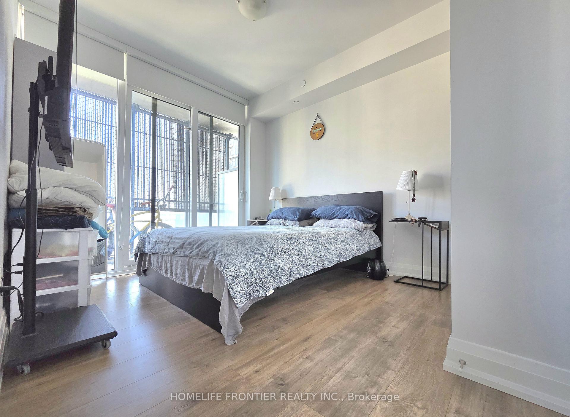 Photo 4 of Unit 905, 8 Eglinton Avenue, Toronto, Mount Pleasant West — HOMEH