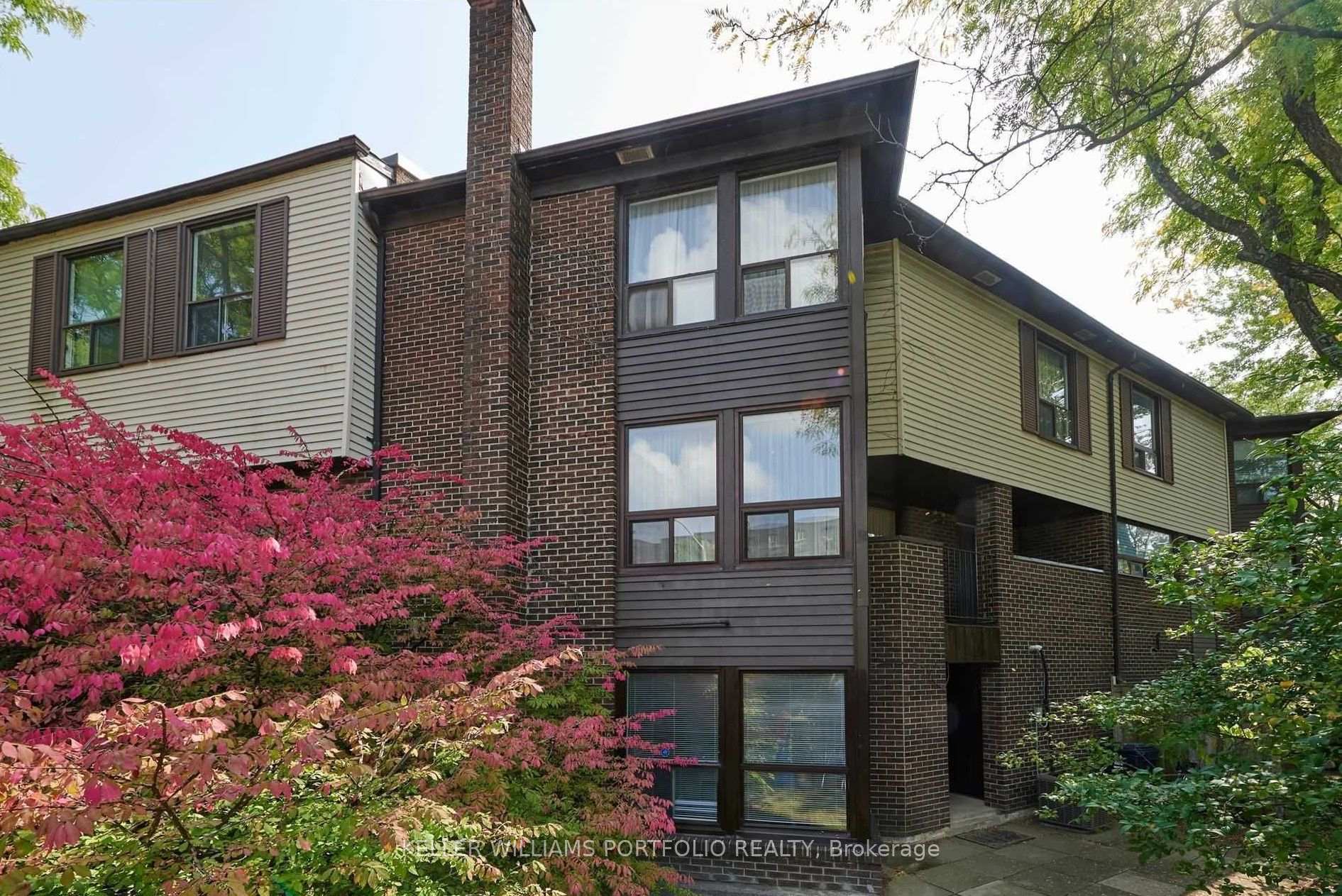 Photo 4 of 10 Lofty Hill Way, North York, Hillcrest Village — HOMEH