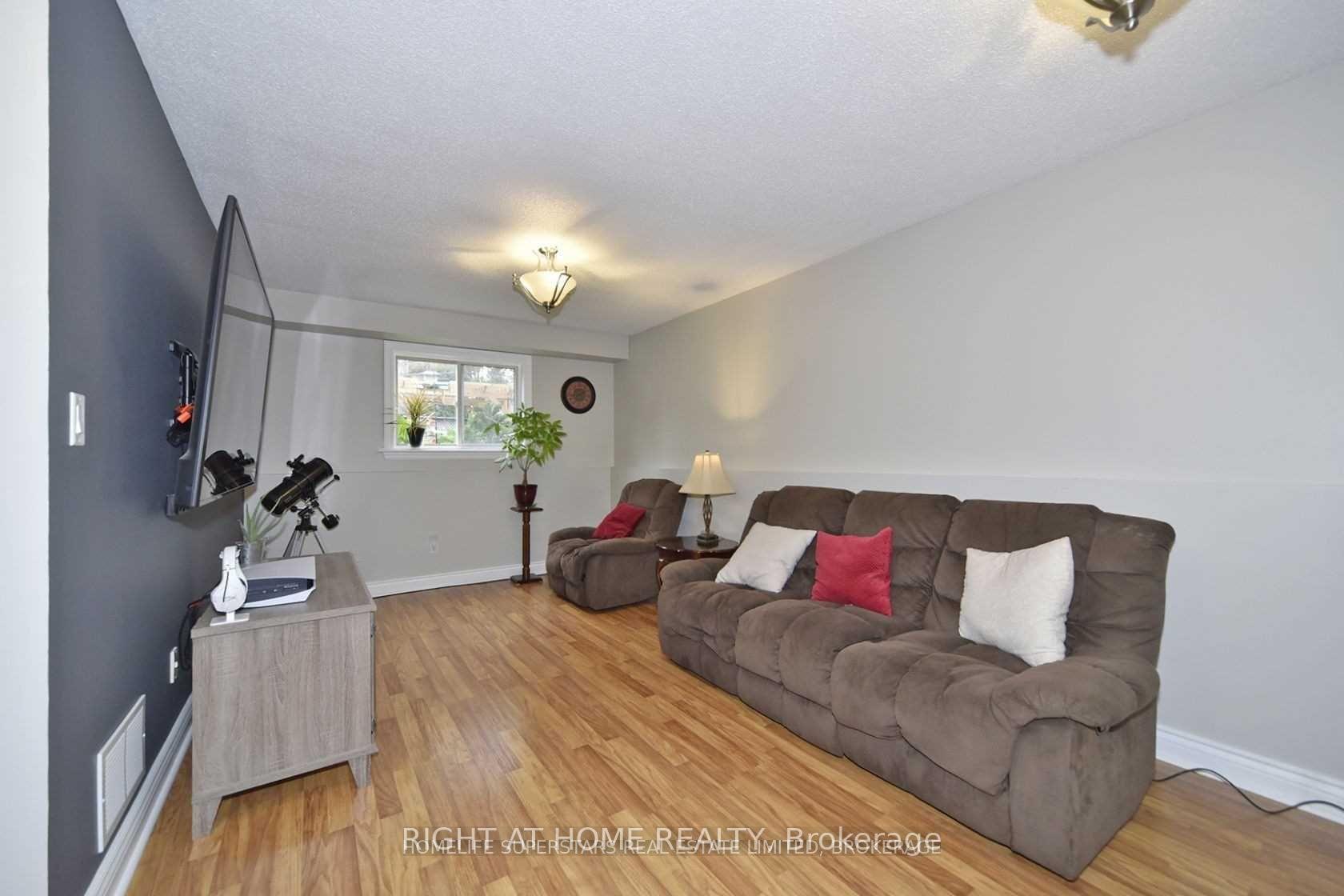 Photo 17 of 1434 Largo Crescent, Oshawa, Samac — HOMEH