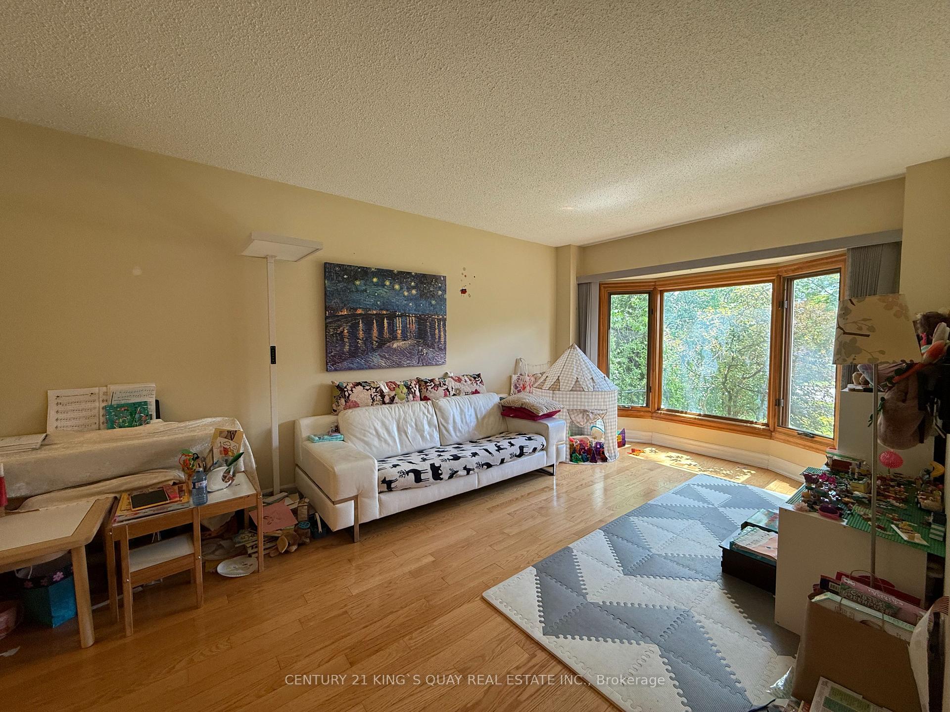 Photo 4 of 412 Freeman Crescent, Oakville, Falgarwood — HOMEH