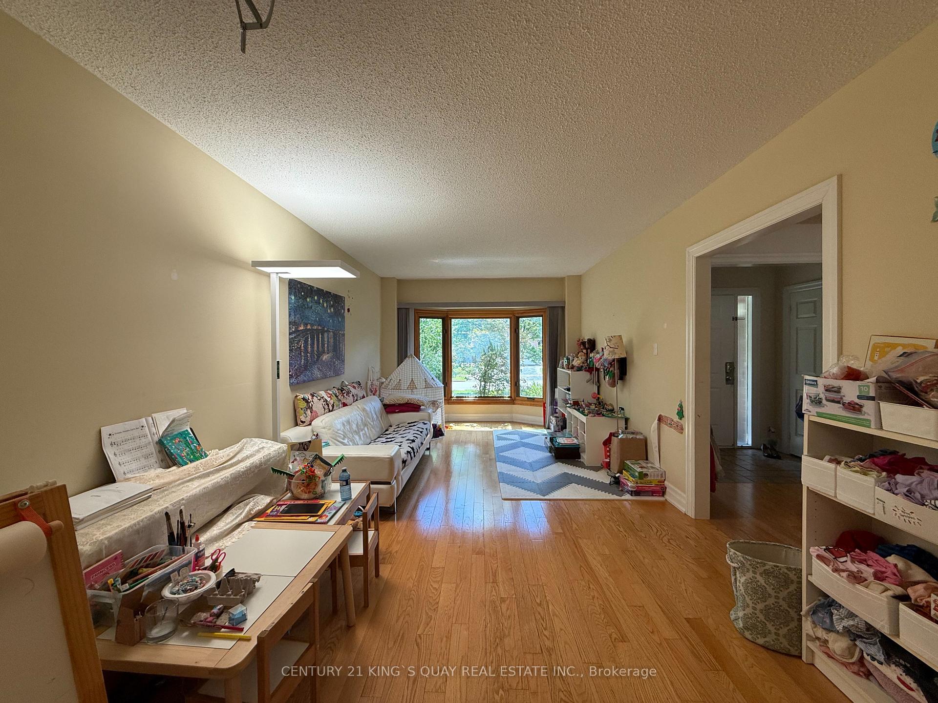 Photo 5 of 412 Freeman Crescent, Oakville, Falgarwood — HOMEH