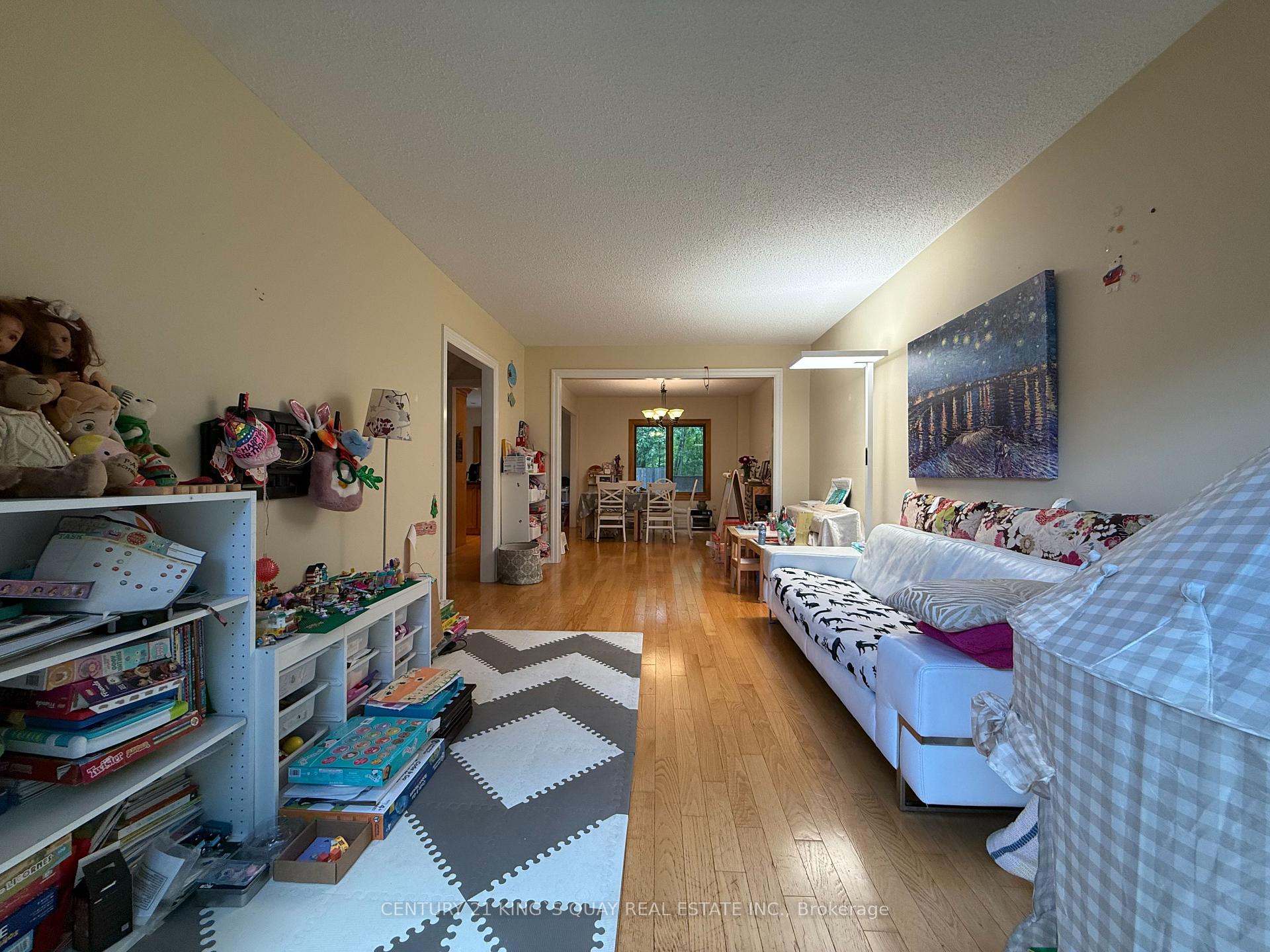 Photo 6 of 412 Freeman Crescent, Oakville, Falgarwood — HOMEH
