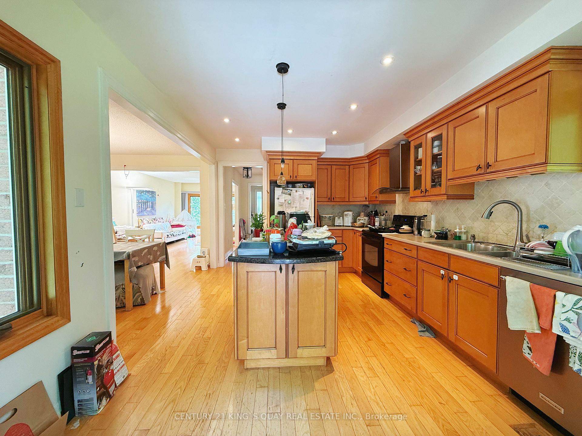 Photo 12 of 412 Freeman Crescent, Oakville, Falgarwood — HOMEH