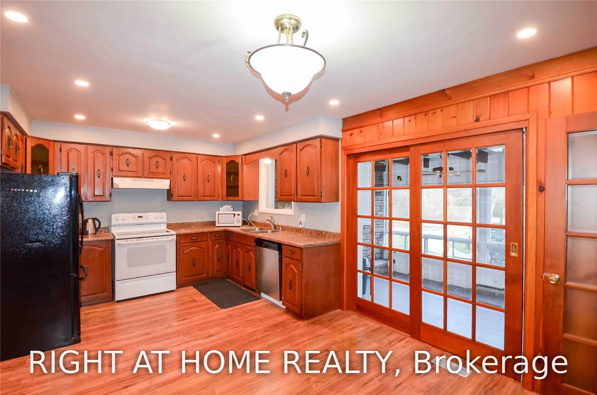 Photo 3 of 915 Athol Street, Whitby, Downtown Whitby — HOMEH