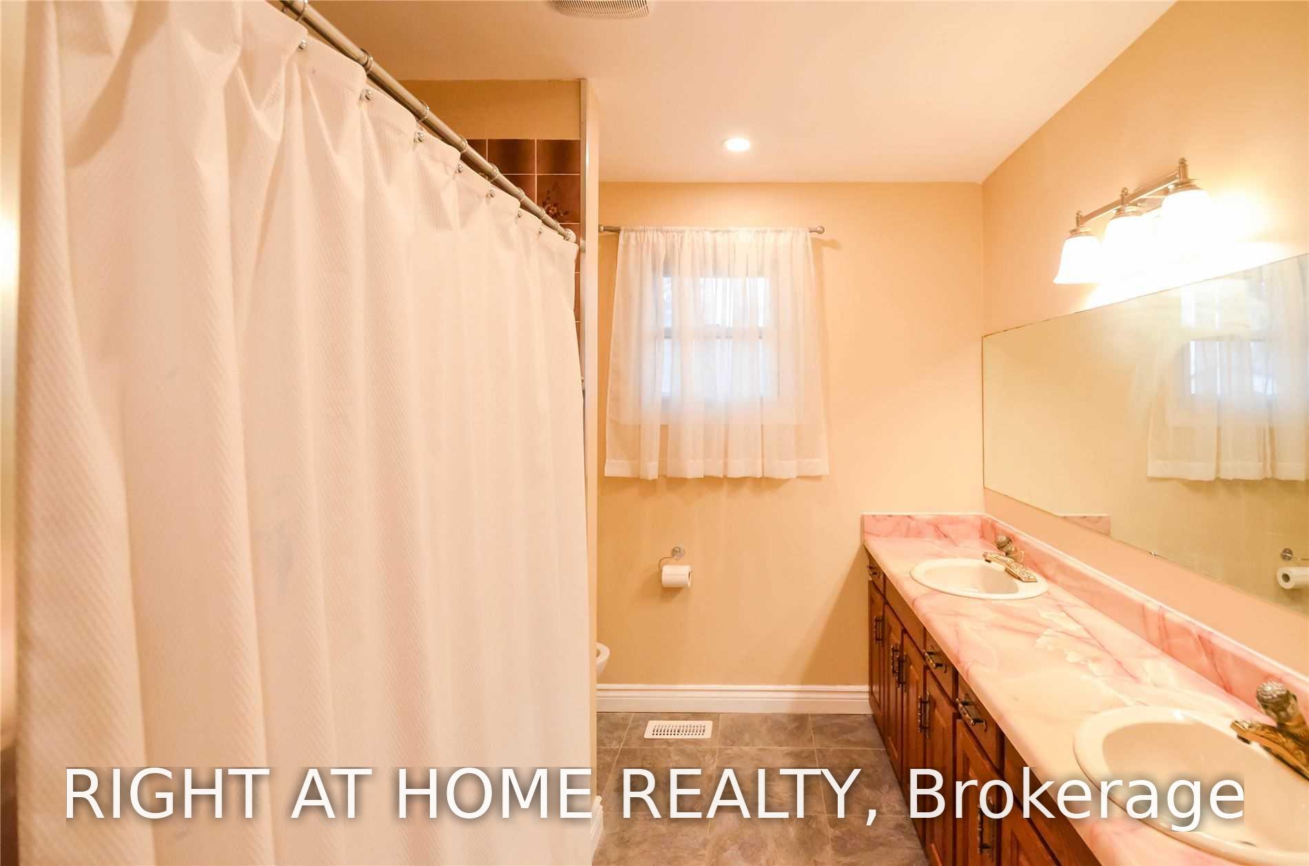 Photo 5 of 915 Athol Street, Whitby, Downtown Whitby — HOMEH