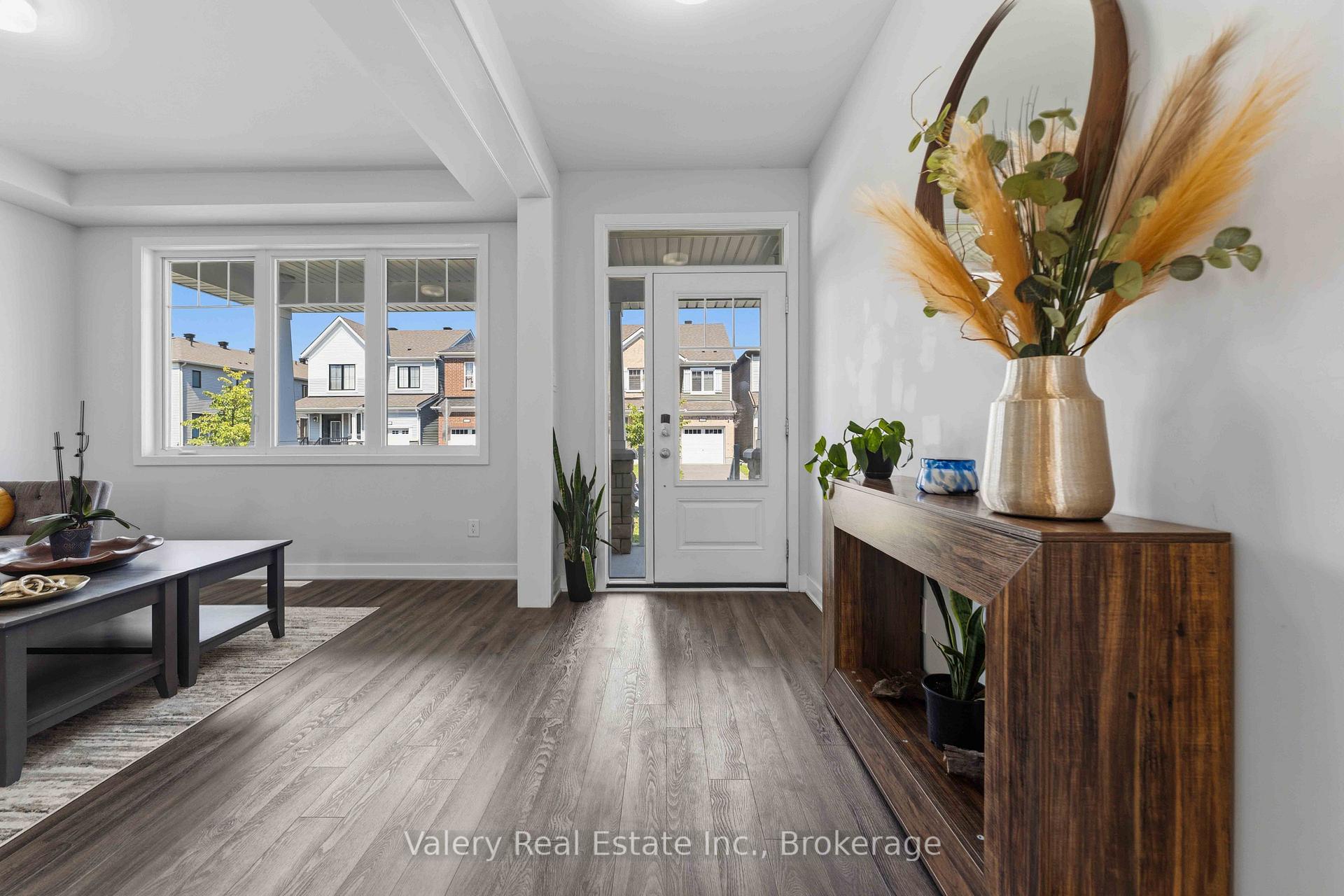 Photo 3 of 180 Yearling Circle, Ottawa, Richmond — HOMEH
