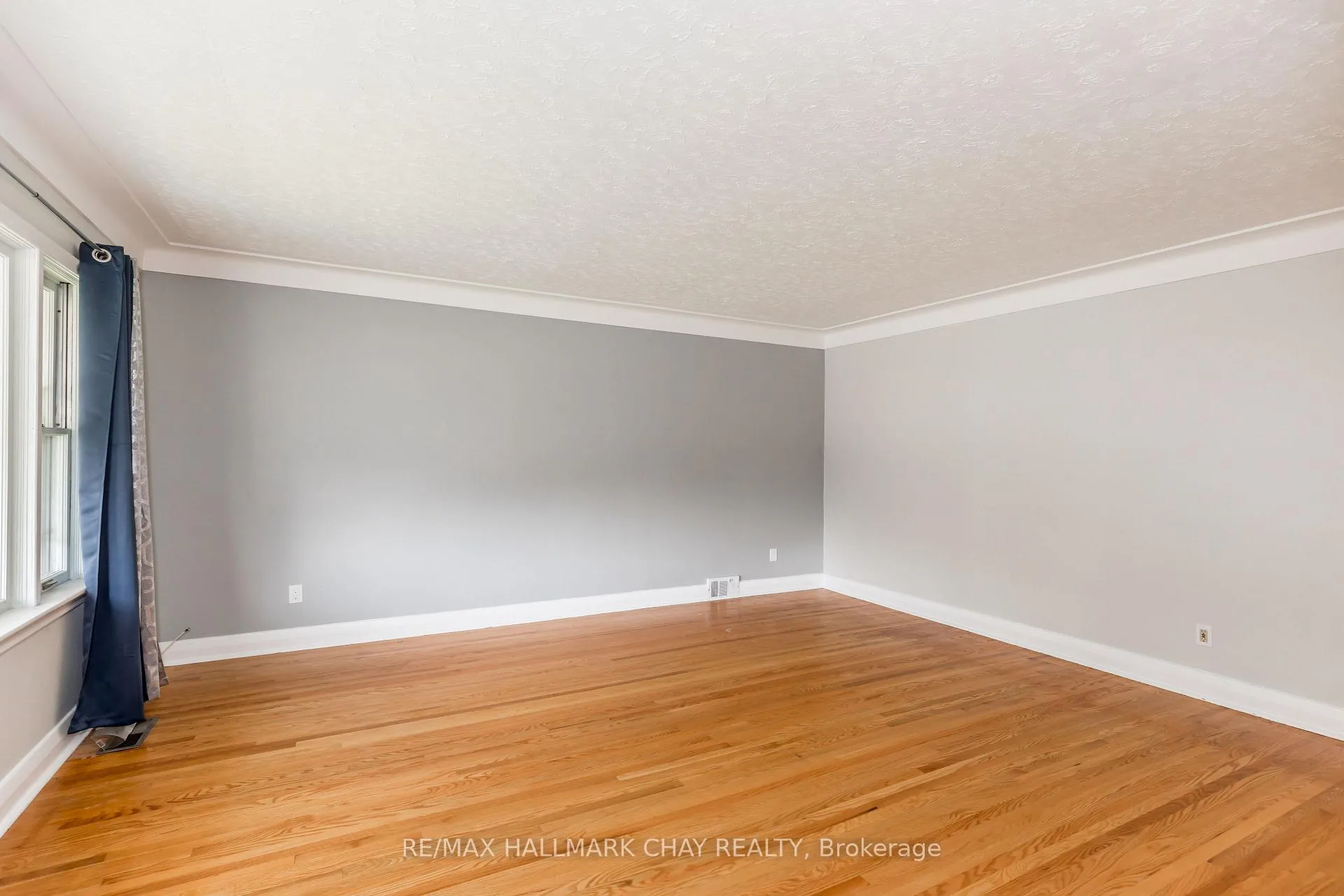 Photo 2 of 81 Eccles Street N, Barrie, Lakeshore — HOMEH