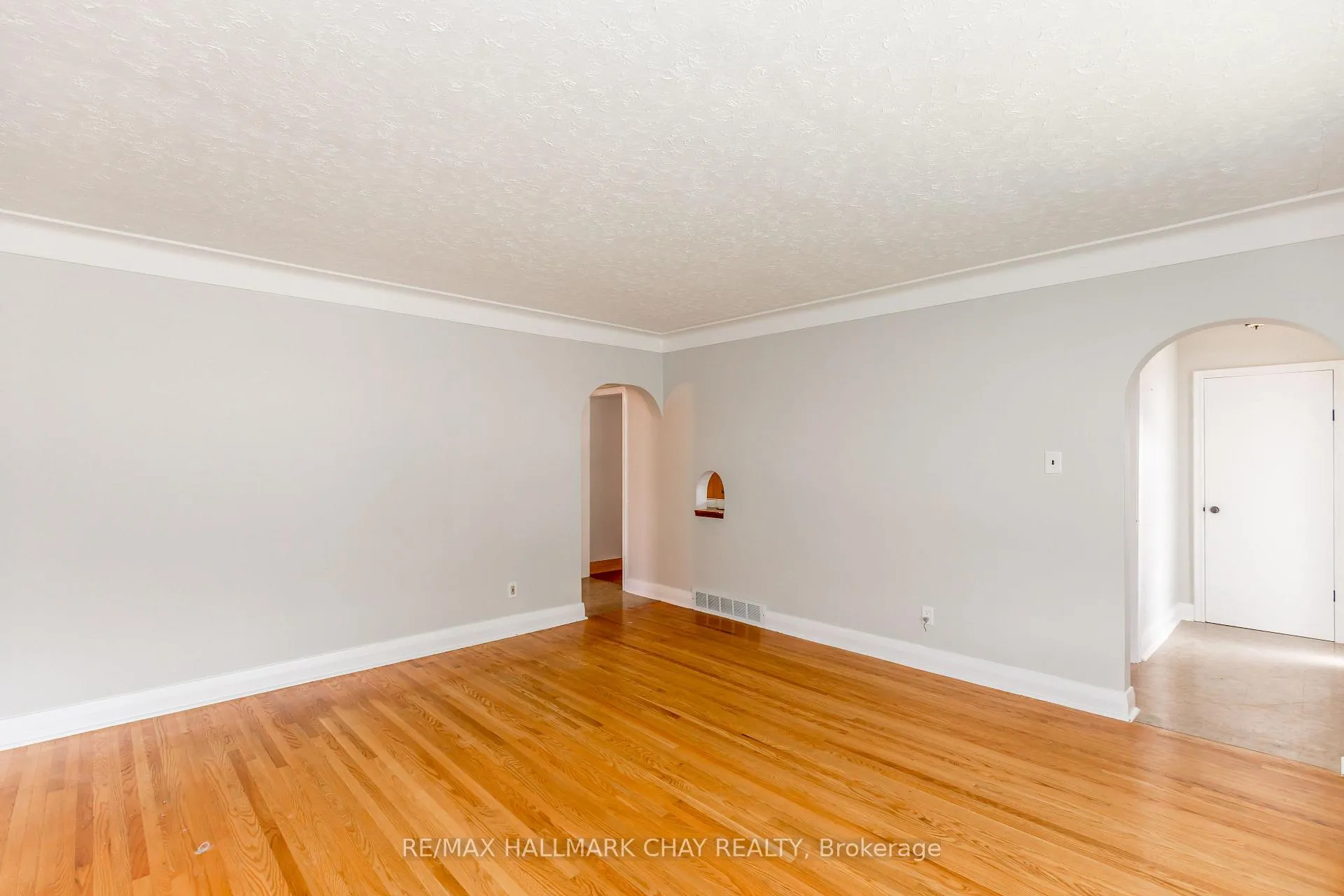 Photo 3 of 81 Eccles Street N, Barrie, Lakeshore — HOMEH