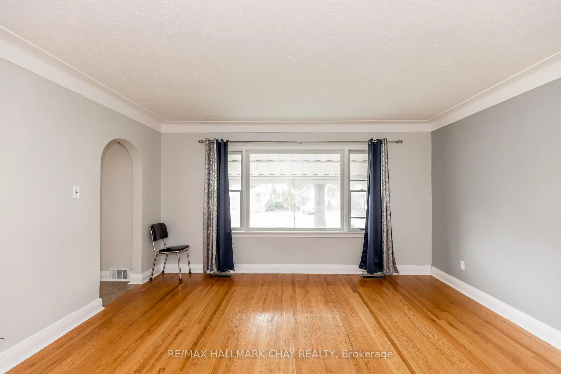 Photo 4 of 81 Eccles Street N, Barrie, Lakeshore — HOMEH