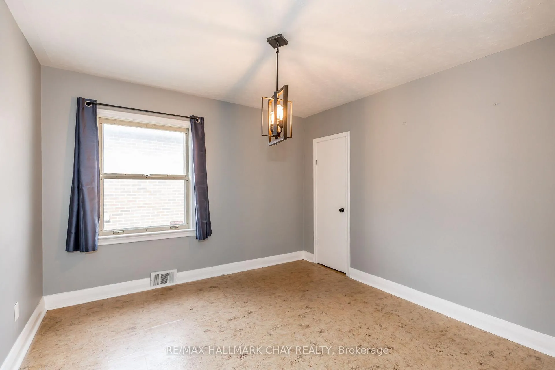 Photo 7 of 81 Eccles Street N, Barrie, Lakeshore — HOMEH