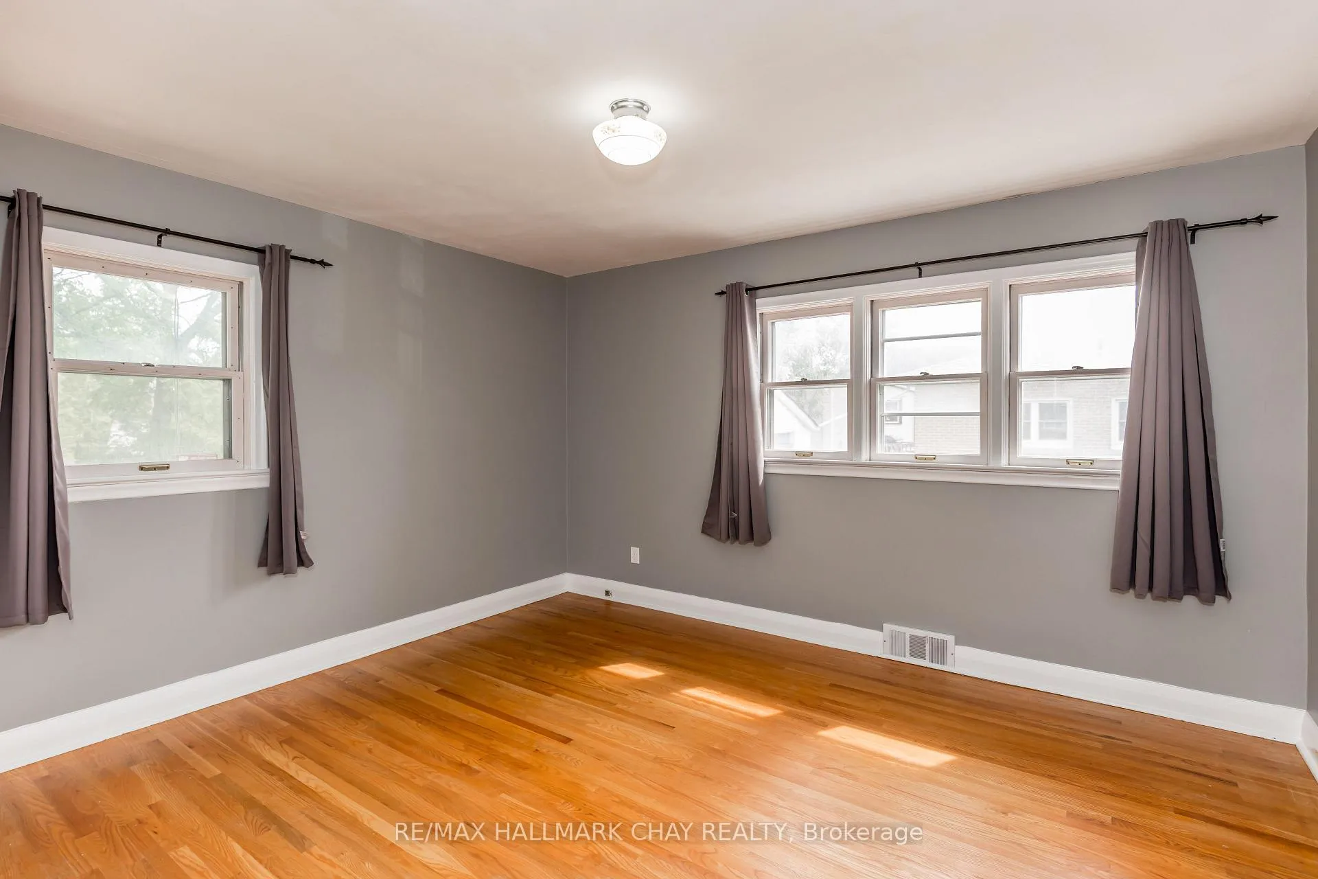 Photo 11 of 81 Eccles Street N, Barrie, Lakeshore — HOMEH