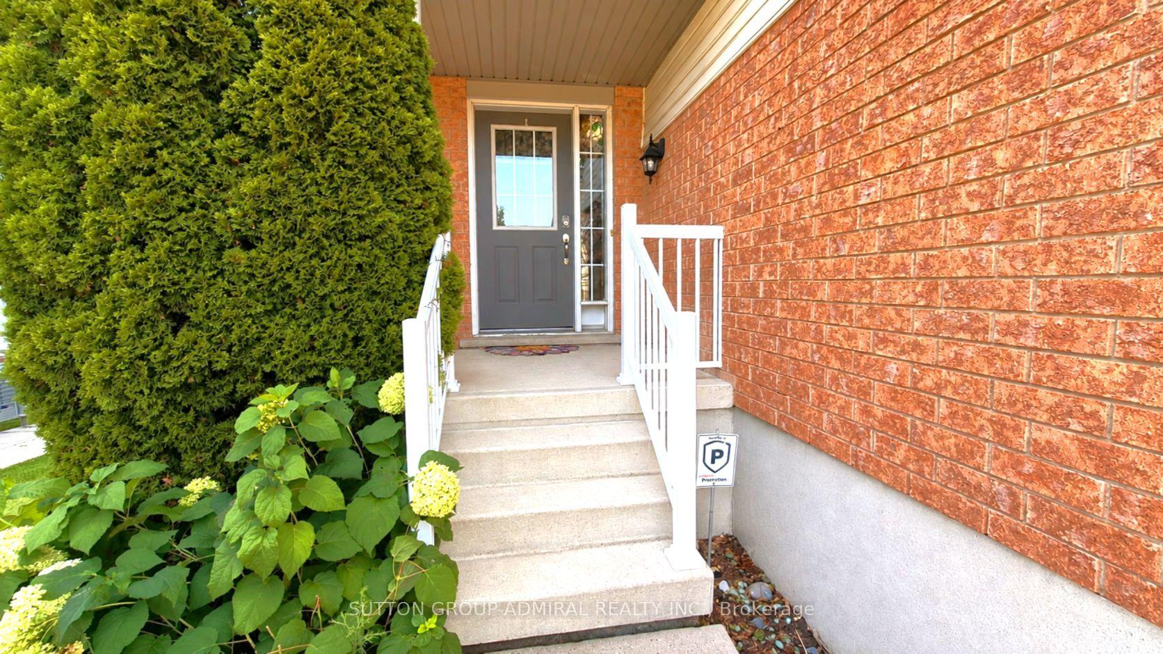 Photo 2 of 115 Peach Blossom Crescent, Kitchener, Larentian West — HOMEH