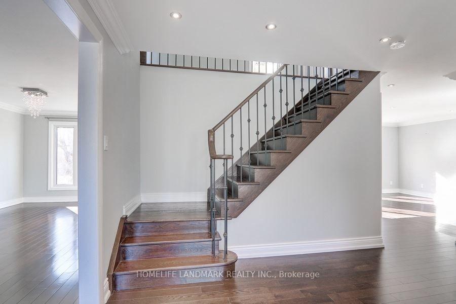 Photo 13 of 210 Valleyview Court, Oakville, Southwest — HOMEH