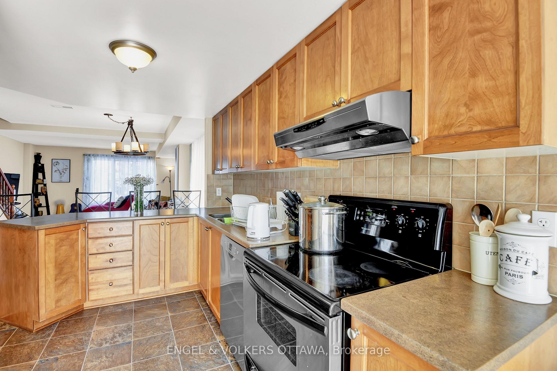 Photo 17 of 38 Lakepointe Drive, Ottawa, Avalon East — HOMEH