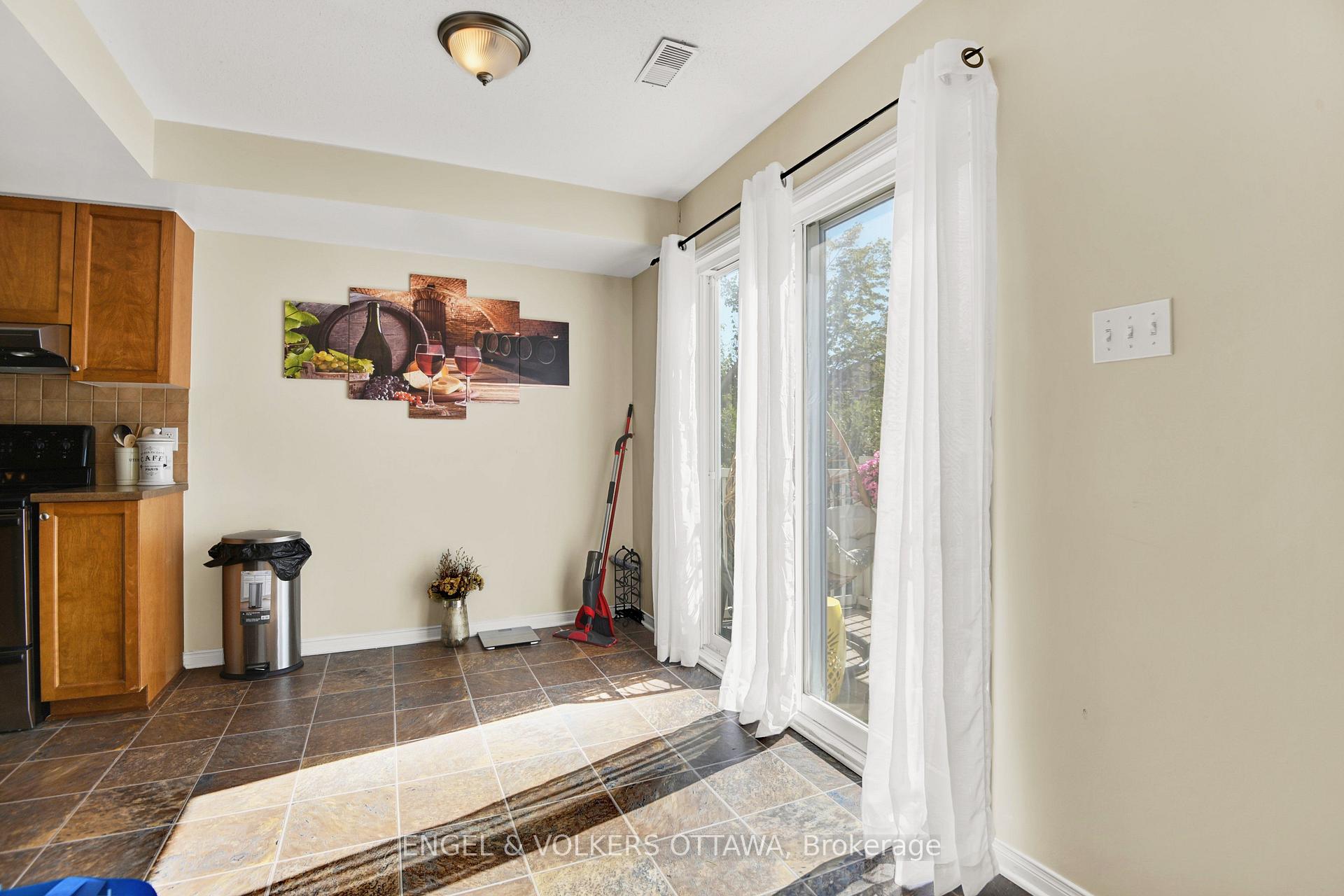 Photo 19 of 38 Lakepointe Drive, Ottawa, Avalon East — HOMEH