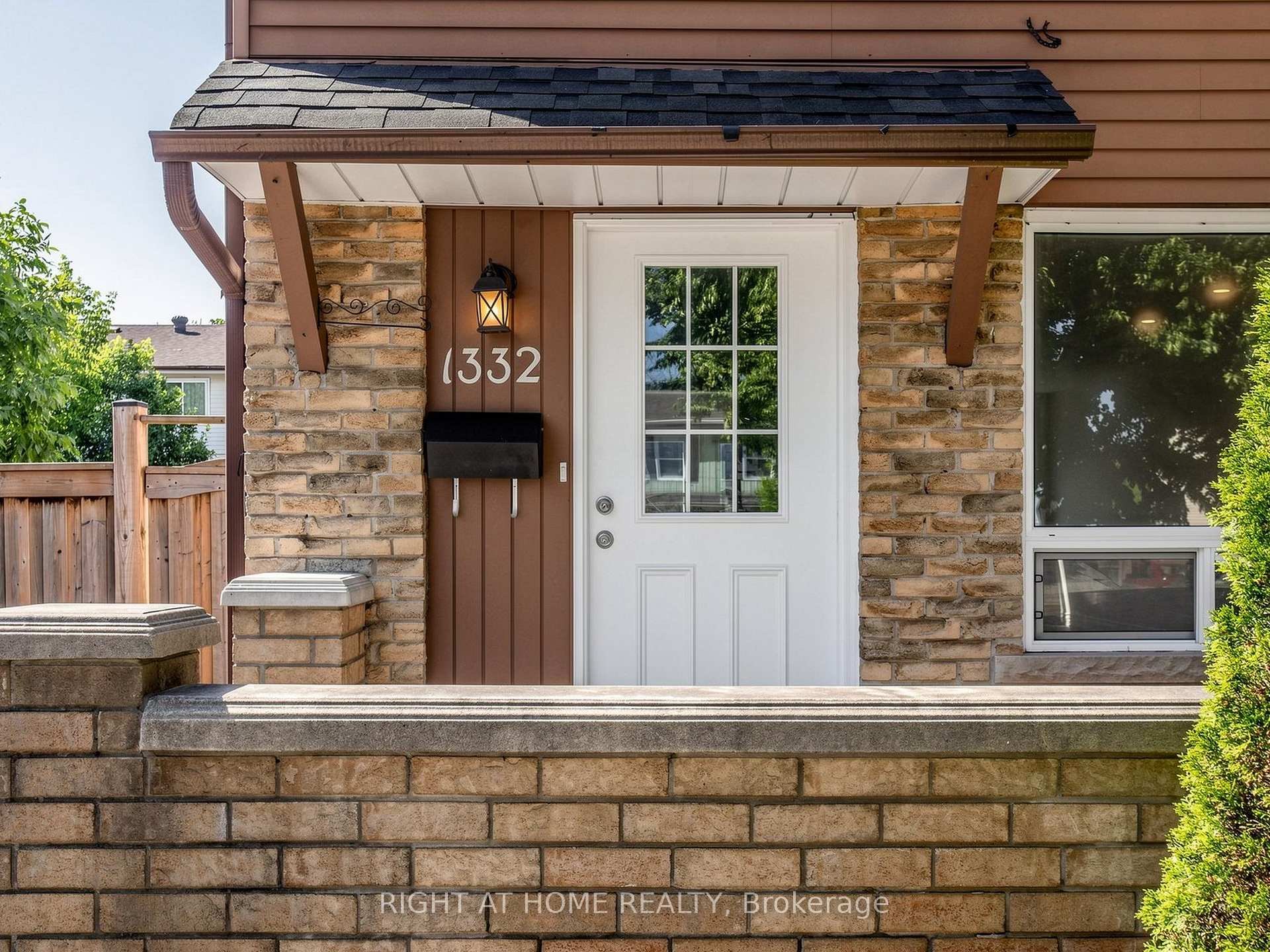 Photo 3 of 1332 Fenelon Crescent, Oshawa, Lakeview — HOMEH