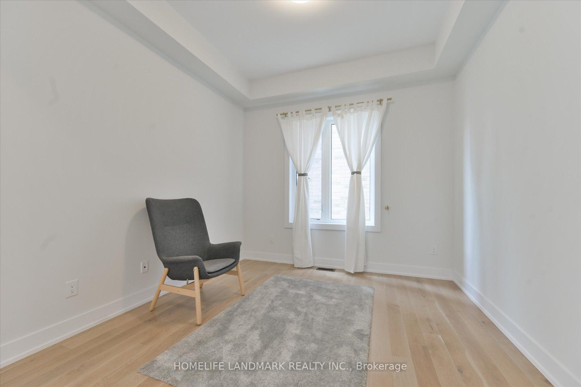 Photo 4 of 108 Pine Hill Crescent E, Aurora, Aurora Estates — HOMEH