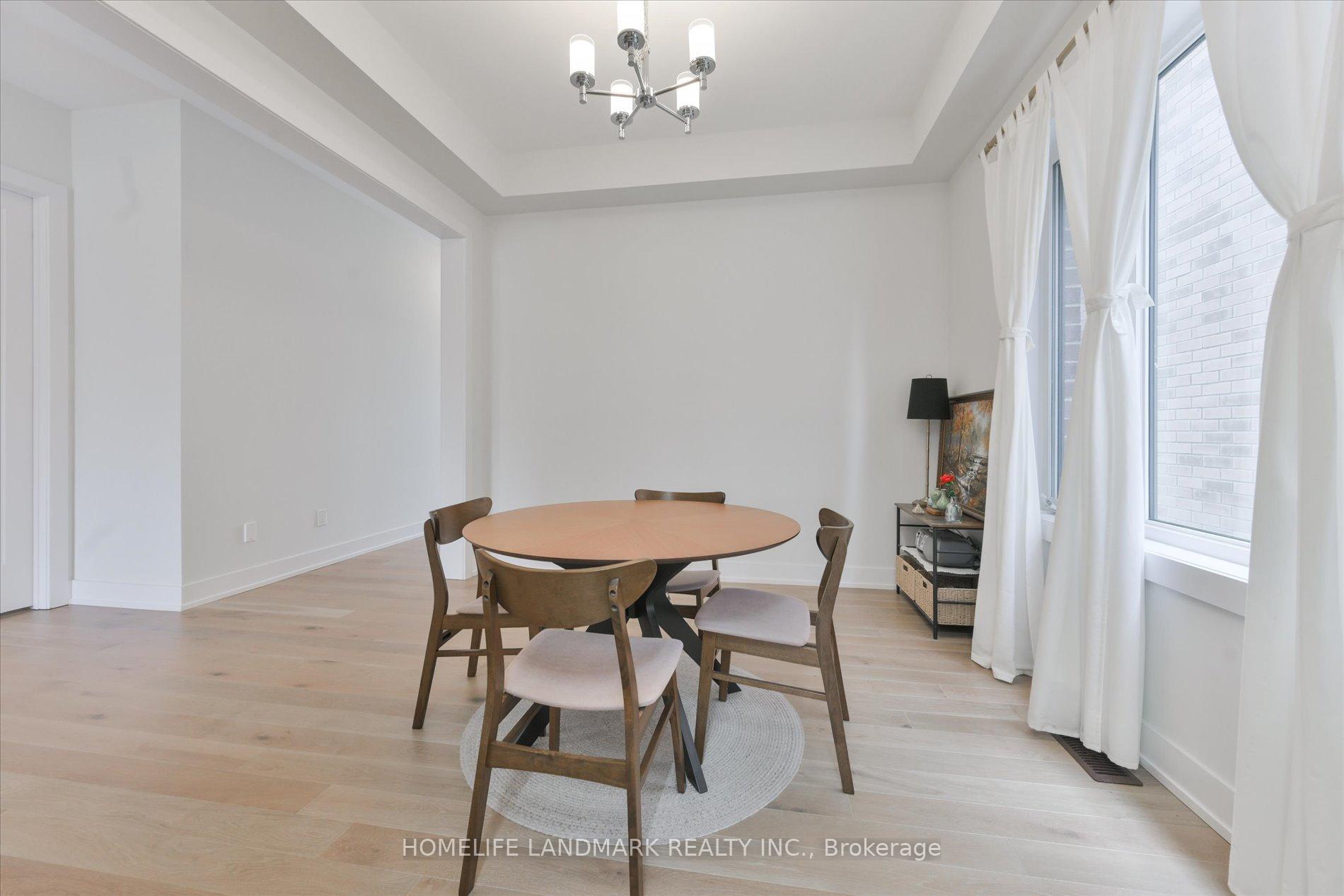 Photo 5 of 108 Pine Hill Crescent E, Aurora, Aurora Estates — HOMEH