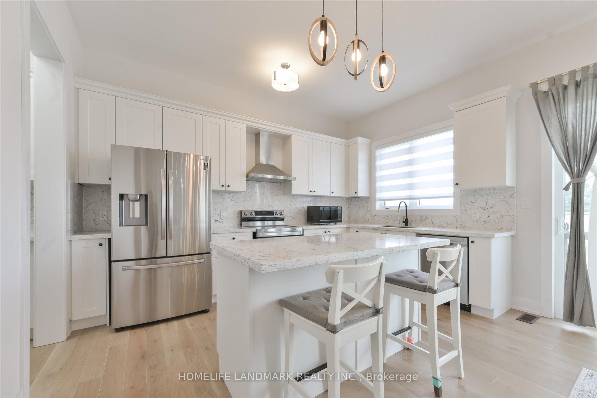 Photo 7 of 108 Pine Hill Crescent E, Aurora, Aurora Estates — HOMEH
