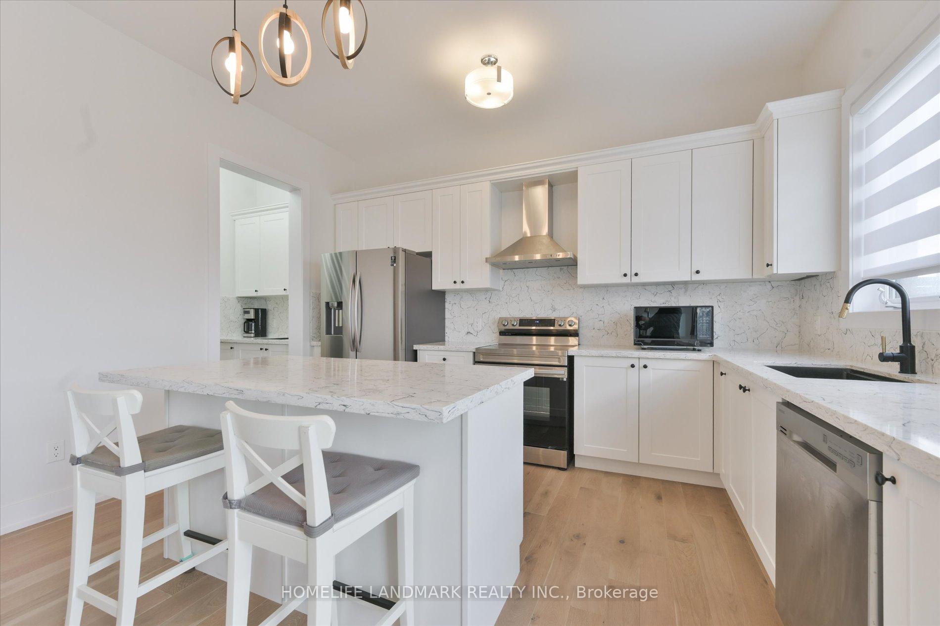 Photo 8 of 108 Pine Hill Crescent E, Aurora, Aurora Estates — HOMEH