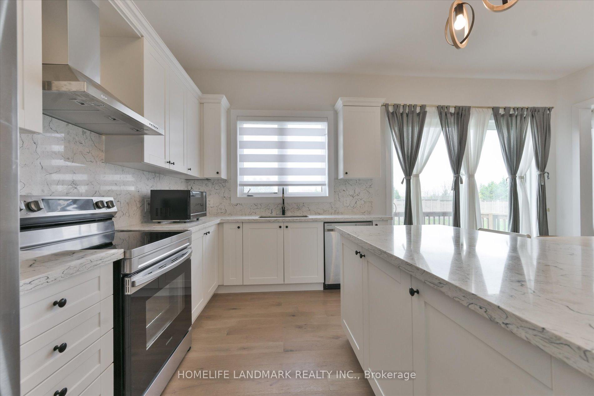 Photo 9 of 108 Pine Hill Crescent E, Aurora, Aurora Estates — HOMEH