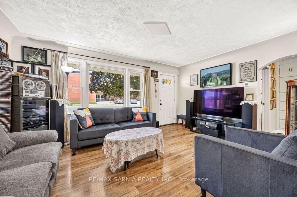 Photo 4 of 298 Lorne Avenue, Chatham-Kent, Wallaceburg — HOMEH