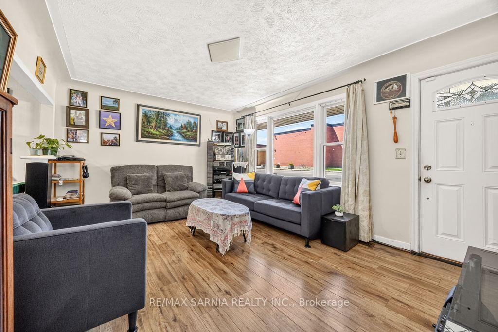 Photo 5 of 298 Lorne Avenue, Chatham-Kent, Wallaceburg — HOMEH