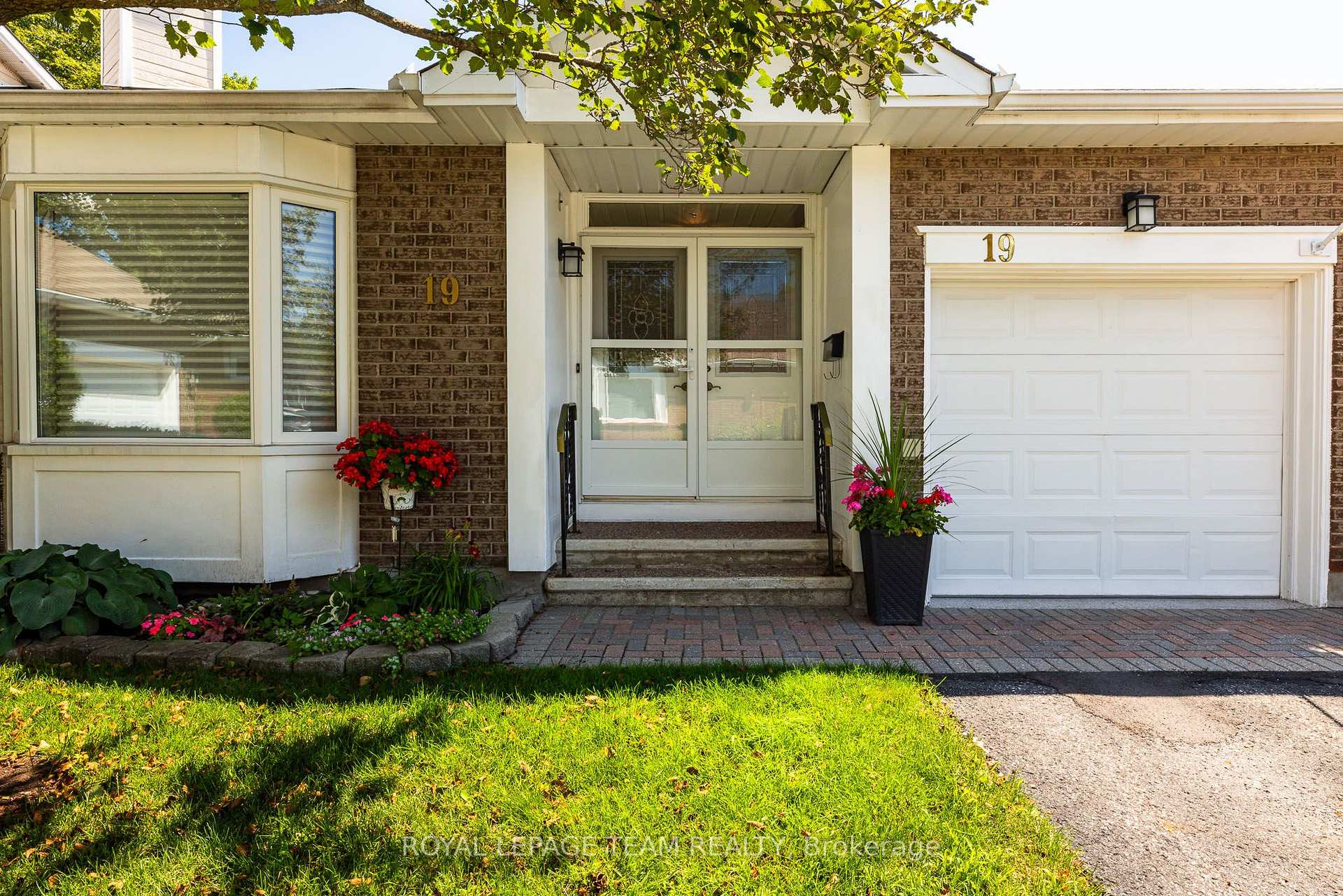 Photo 2 of 19 Pine Needles Court, Ottawa, Stittsville (Central) — HOMEH