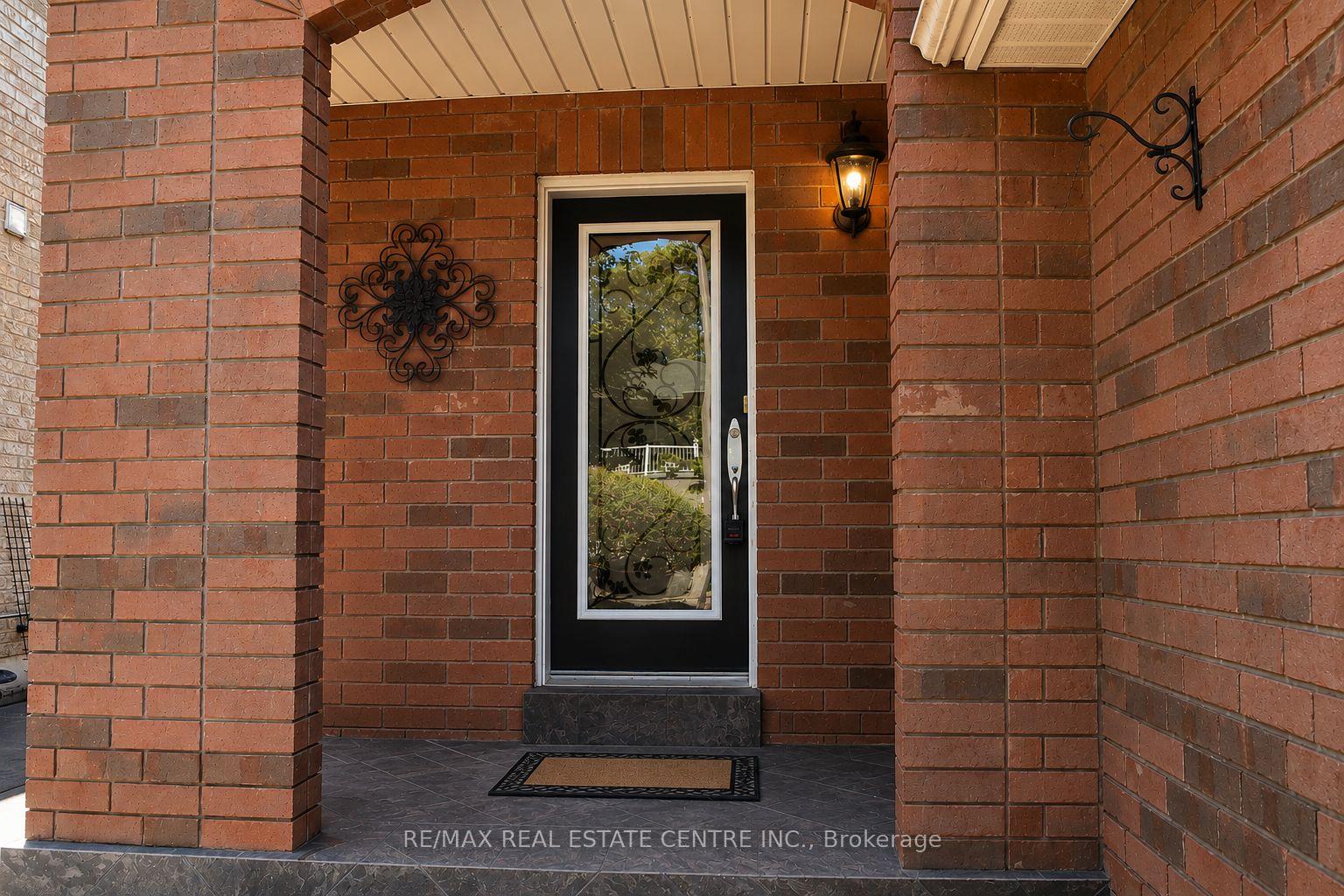 Photo 4 of 92 Blackthorn Drive, Vaughan, Maple — HOMEH
