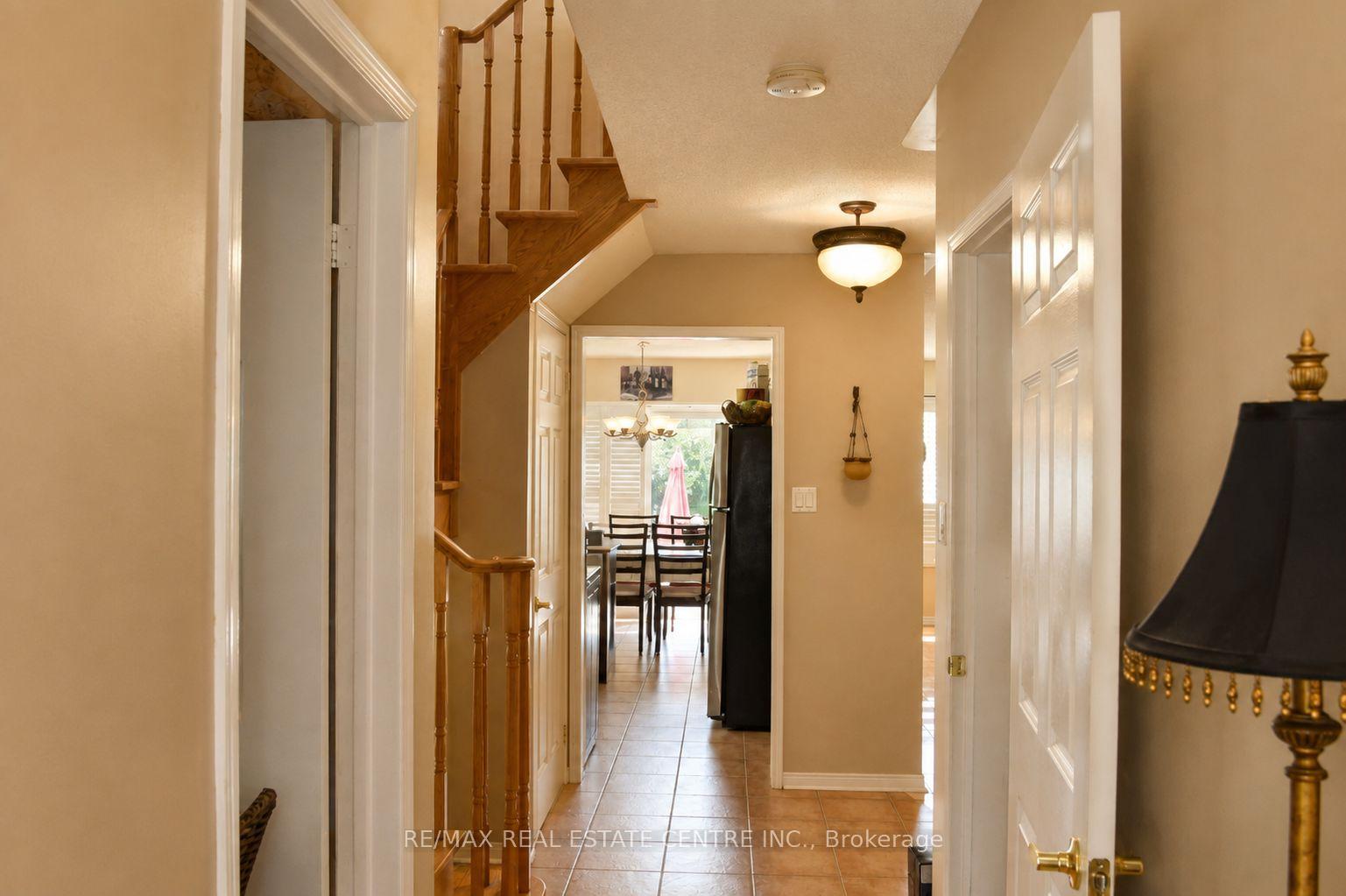 Photo 5 of 92 Blackthorn Drive, Vaughan, Maple — HOMEH