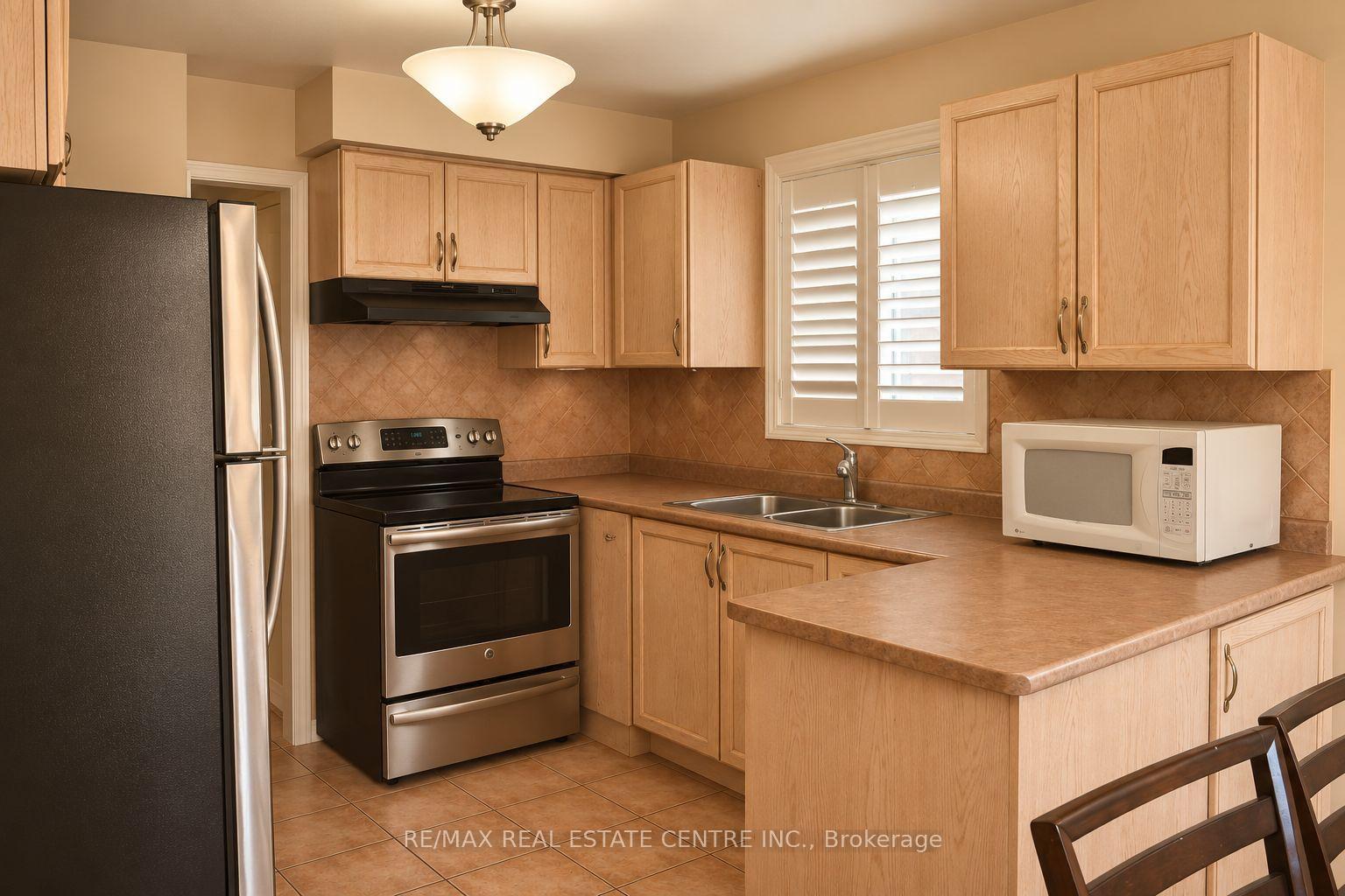 Photo 6 of 92 Blackthorn Drive, Vaughan, Maple — HOMEH