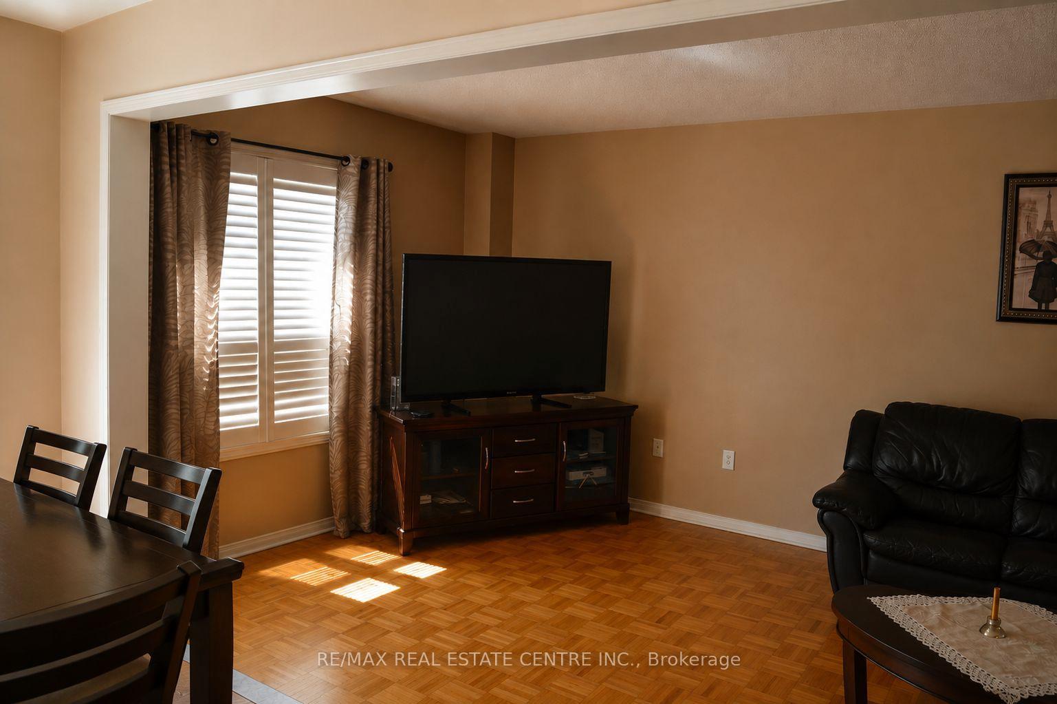 Photo 10 of 92 Blackthorn Drive, Vaughan, Maple — HOMEH
